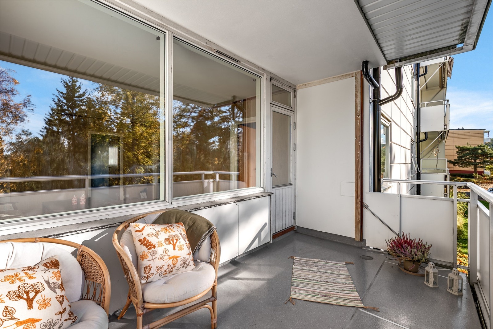 Romslig balkong med plass til både sittegruppe og blomsterkasser. Galleribilde