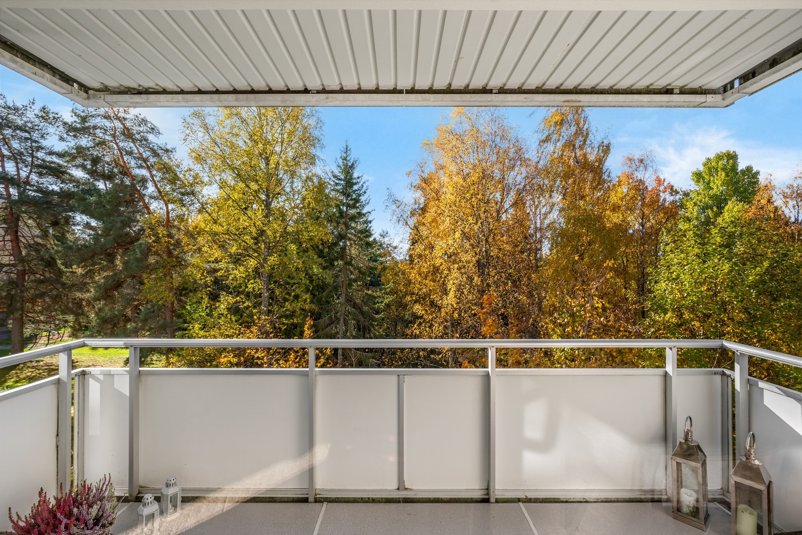 Et solrikt uteområde med plass til både morgenkaffe og kveldsro. Galleribilde