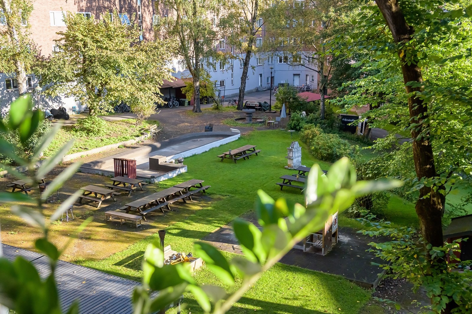 Utsikt fra balkong mot borettslagets fellesarealer Galleribilde