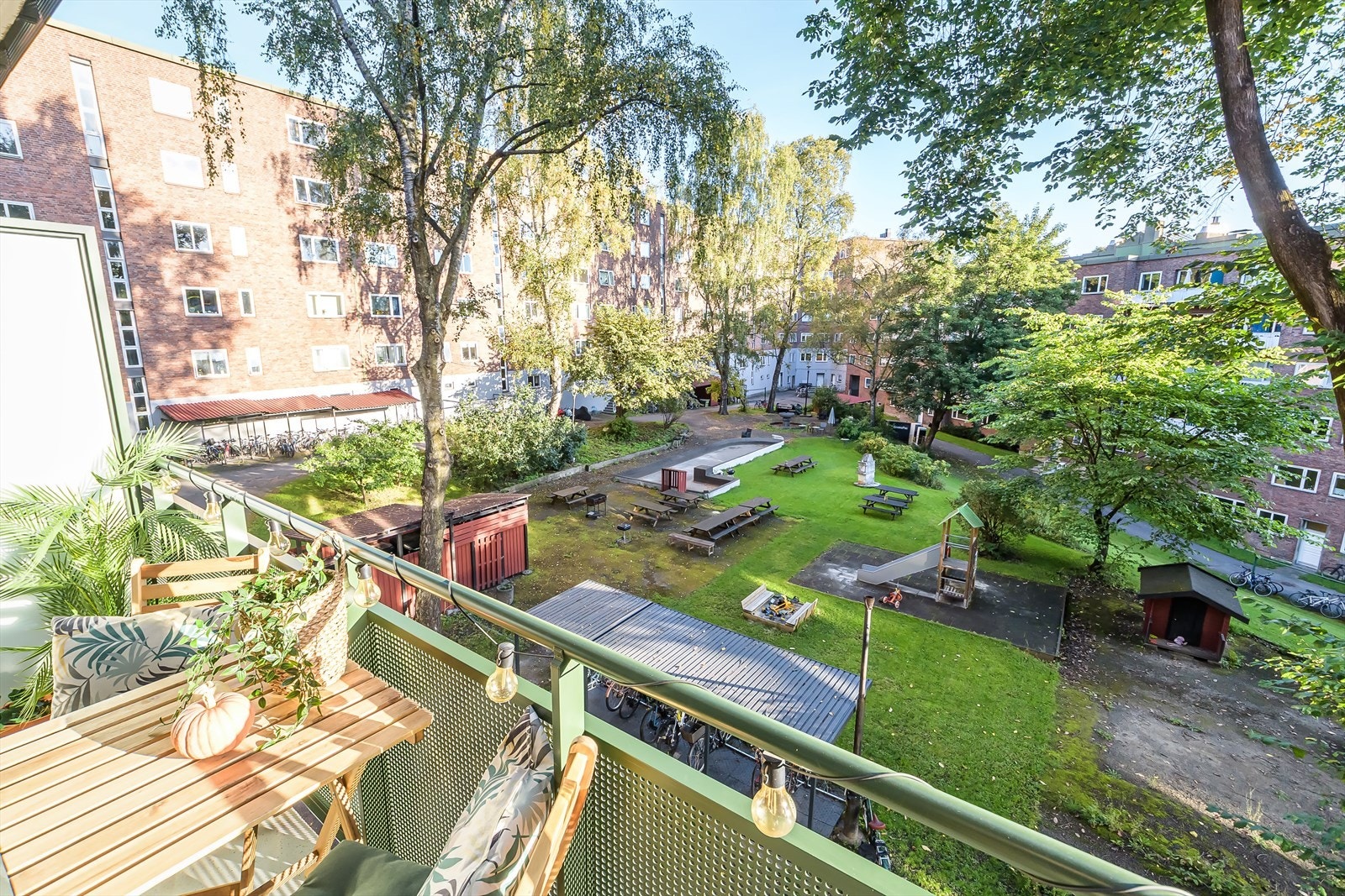 Indre, lukket gårdsrom med store grøntarealer og vakker beplantning Galleribilde