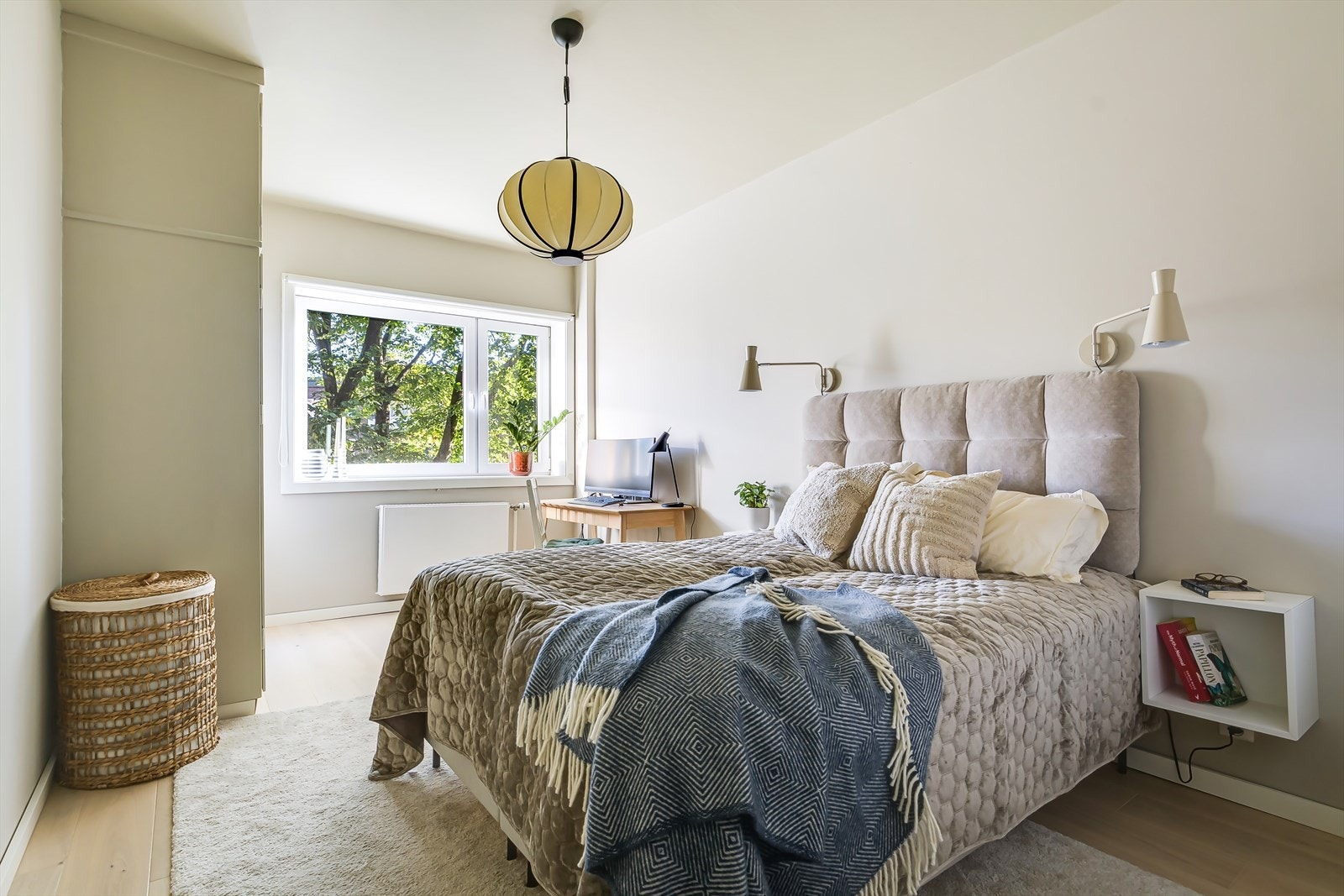 Stort hovedsoverom med god plass til dobbeltseng, nattbord og hjemmekontor Galleribilde