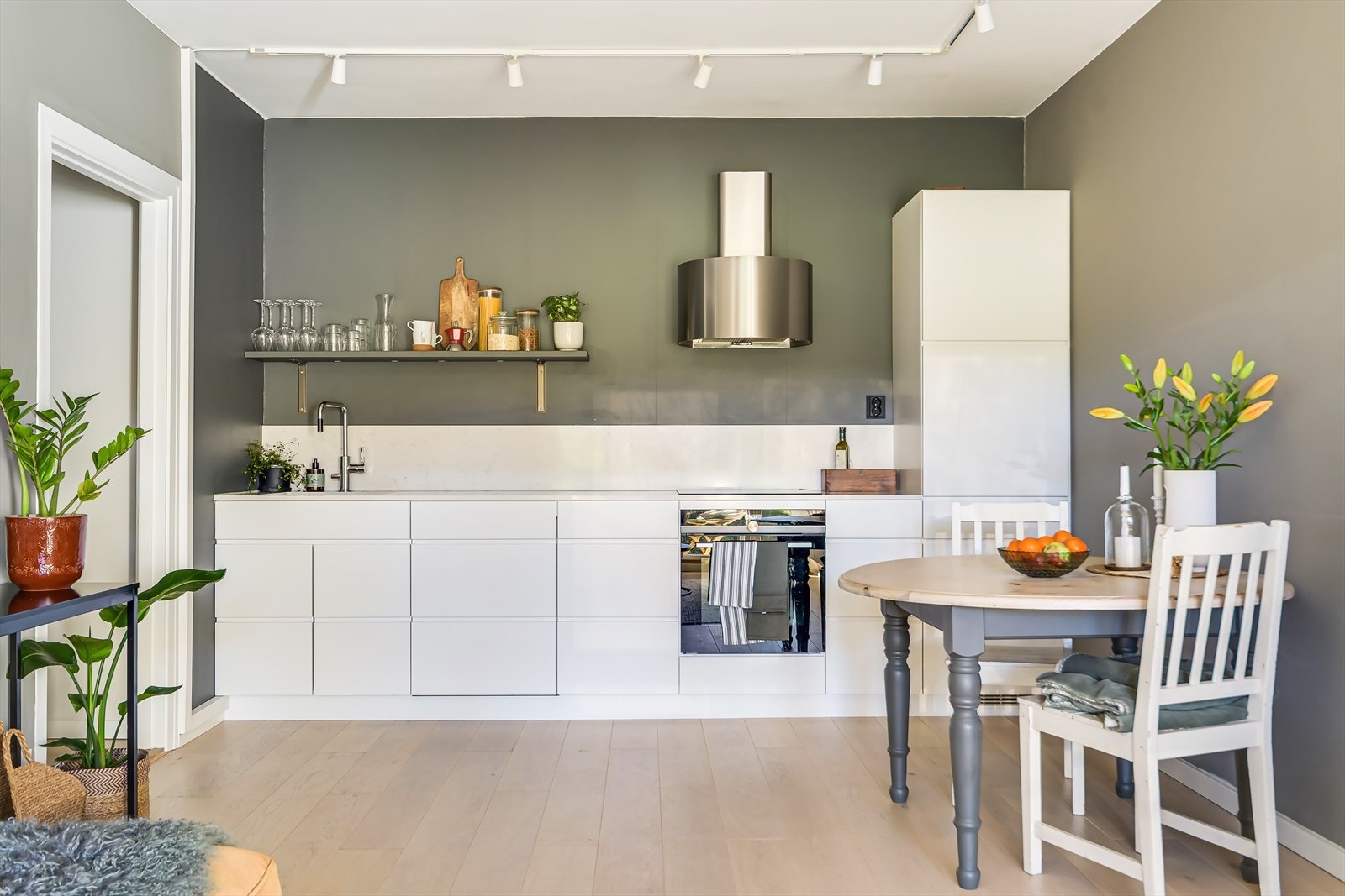 Godt med skap og benkeplass, samt plass til spiseseksjon Galleribilde