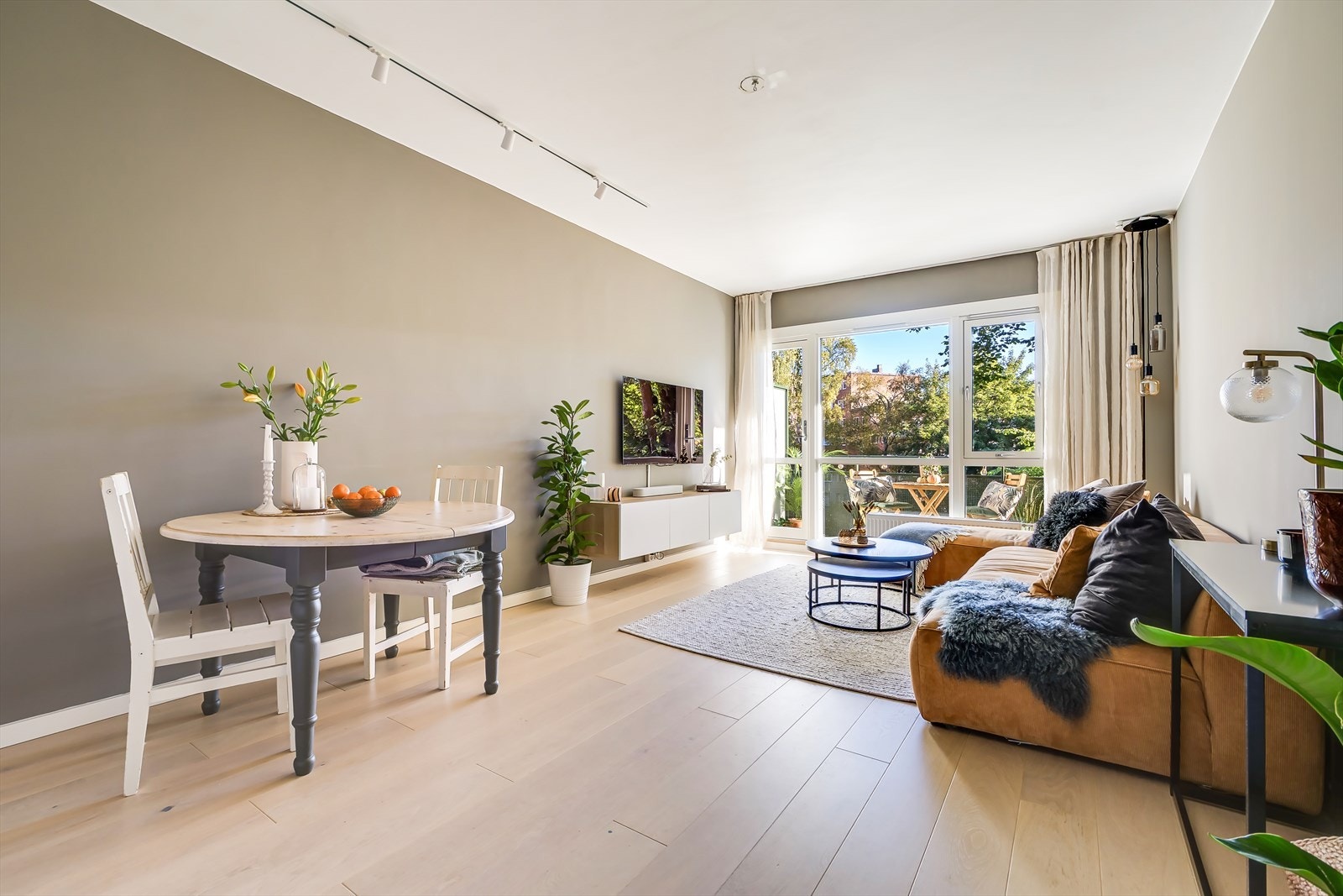 Her bor du supersentralt med alt utenfor døren, likevel vender hele boligen mot en stor og stille indre gårdshage Galleribilde