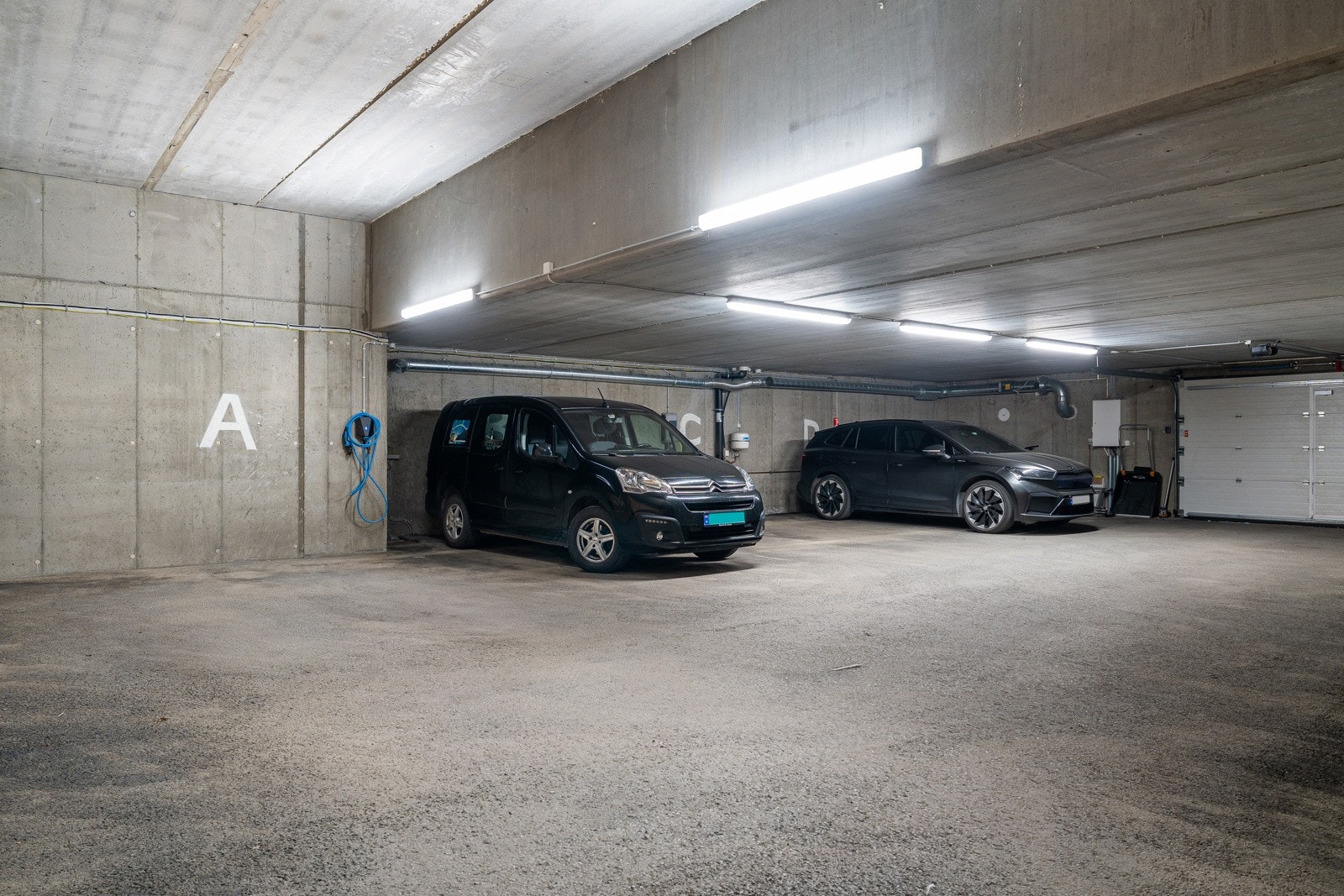 Det medfølger en fast parkering i felles garasjeanlegg