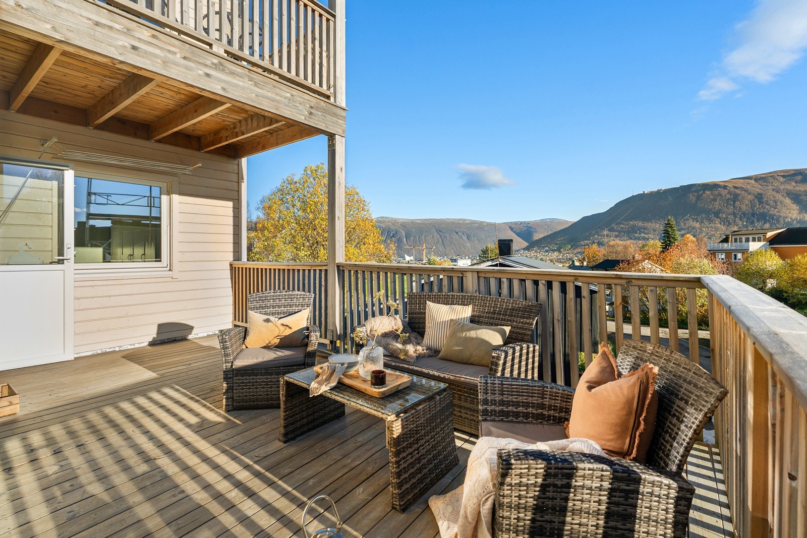 Stor terrasse på ca. 15 kvm med god plass til hagemøbler og grill. Her kan du nyte de gode solforholdene