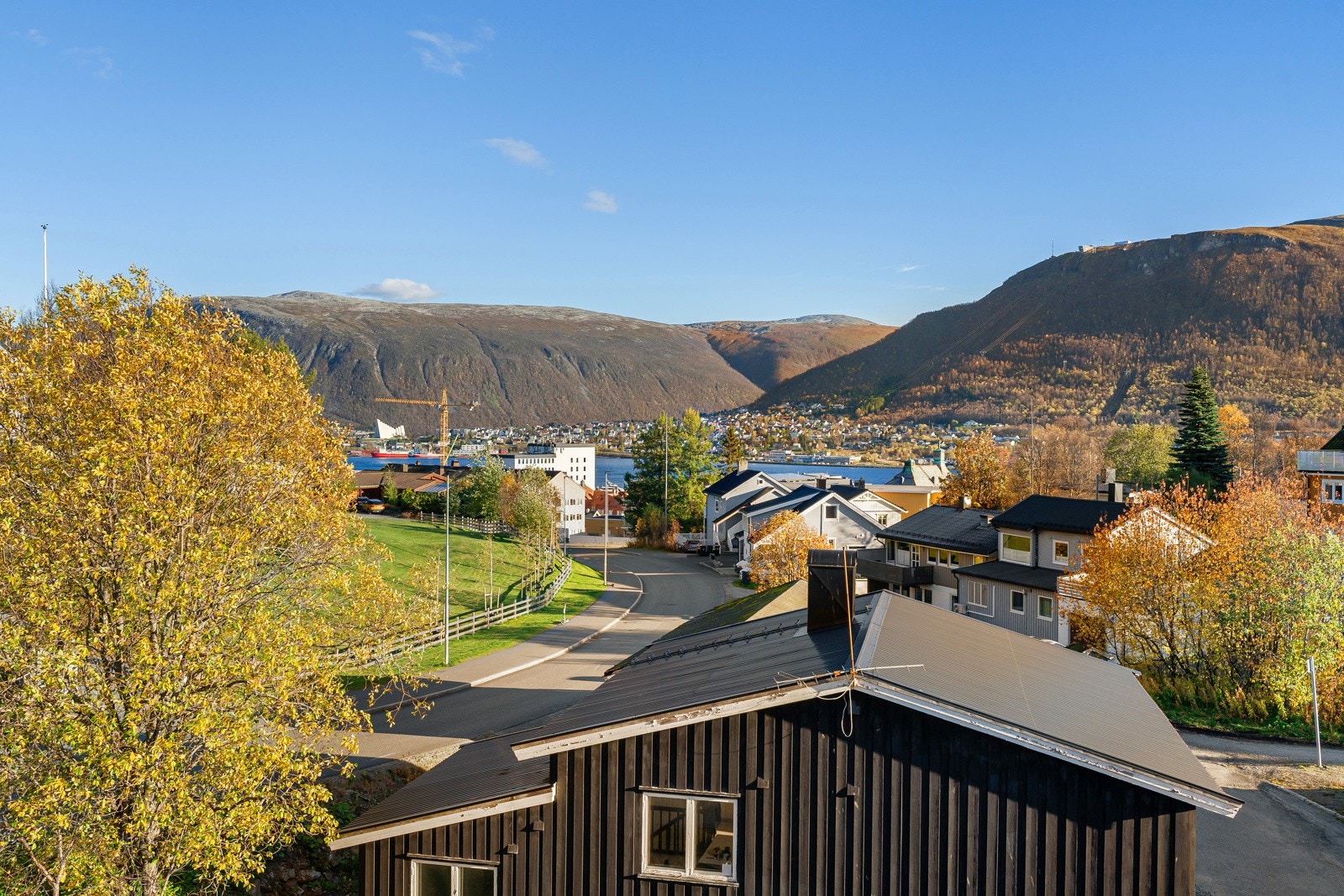 Utsikt fra balkongen mot Fjellheisen, majestetiske fjell og området rundt