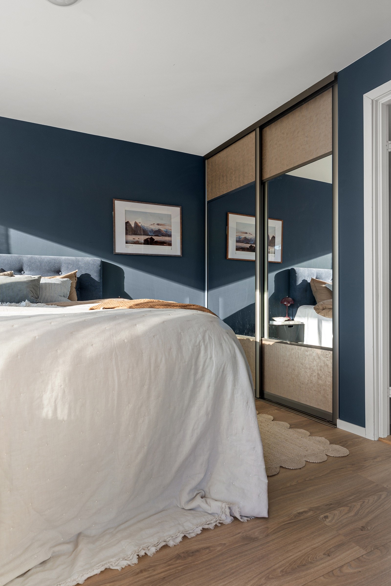 Hovedsoverom med skyvedørsgarderobe med speil.