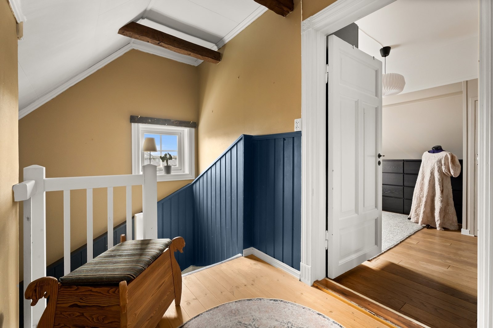 Trappen fører opp til husets andre etasje, hvor du finner to lyse soverom og et innbydende bad. Det ene soverommet er idag innredet som garderoberom, men kan fint gjøres om til et barnerom eller kontor. Galleribilde