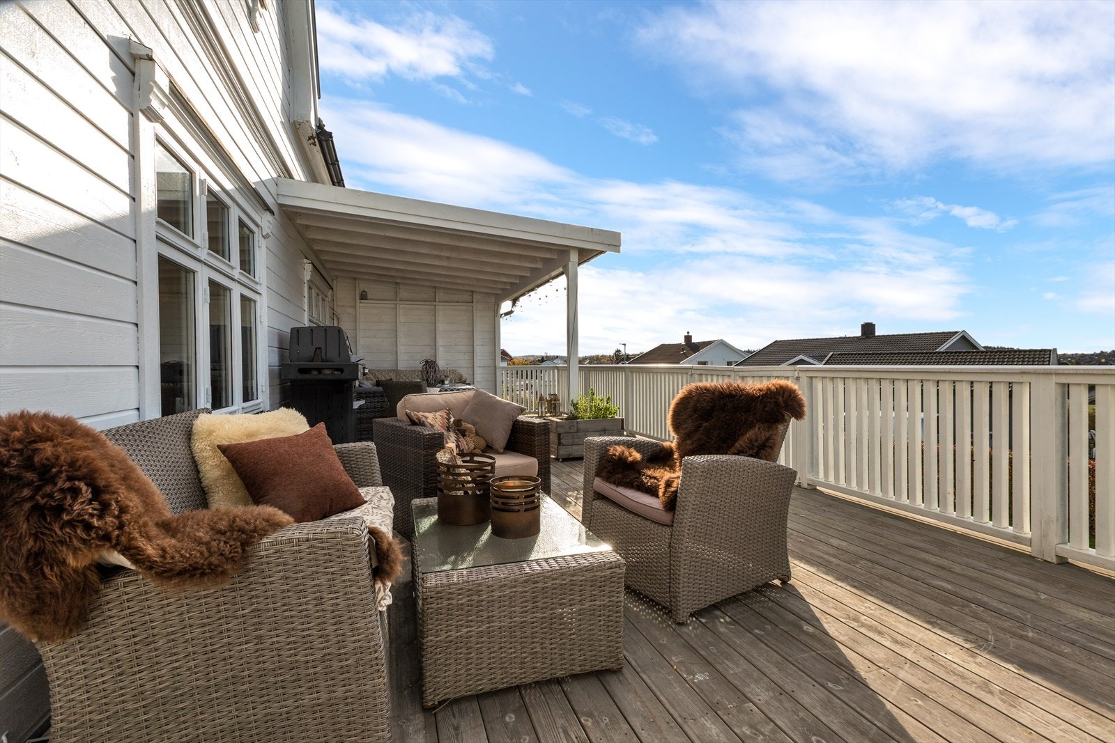 Romslig sydvestvendt terrasse med gode solforhold - og en overbygd del som gir ly for både regn og sterk sol. Galleribilde