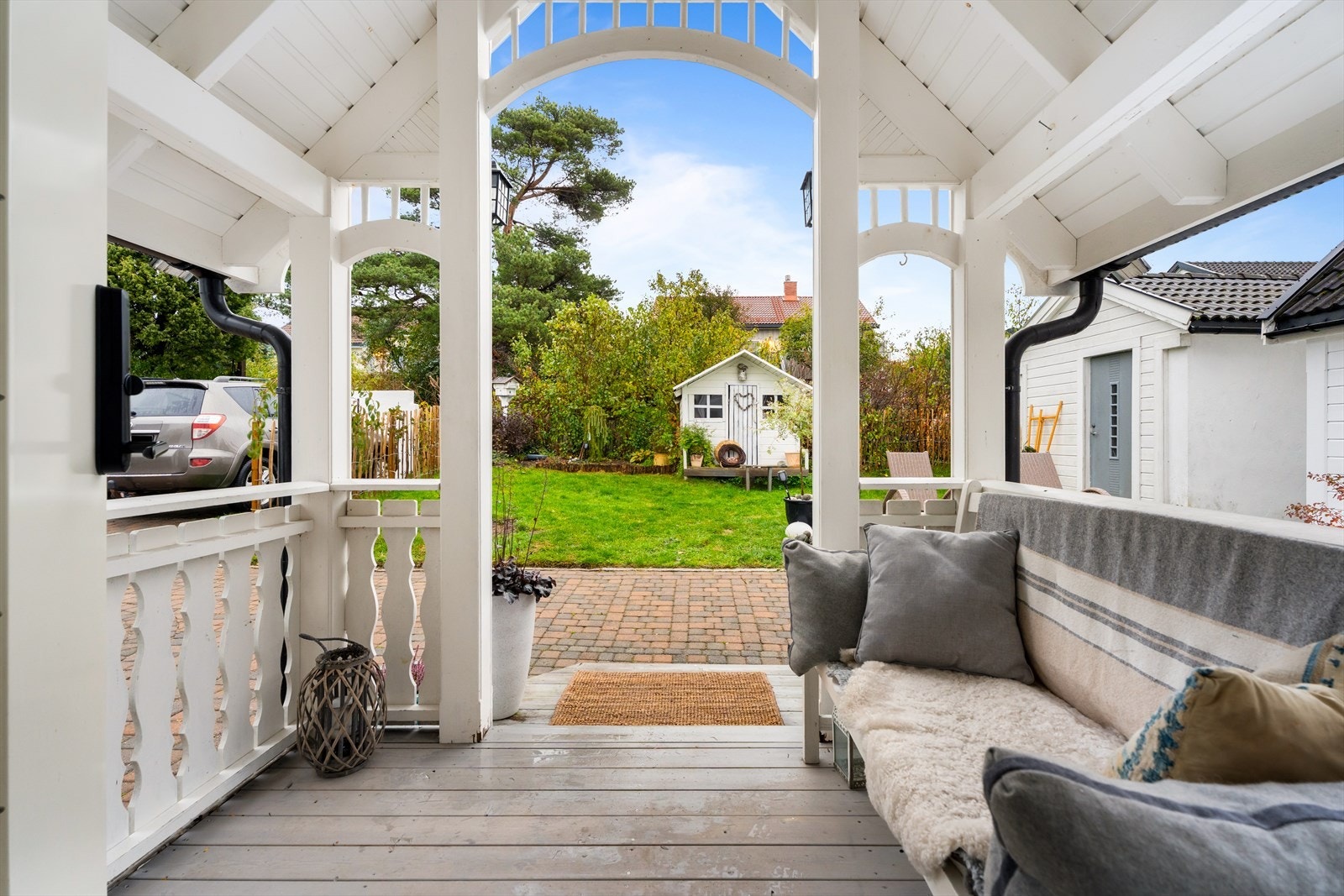 Koselig inngangsparti med sittebenk, perfekt for morgenkaffen Galleribilde