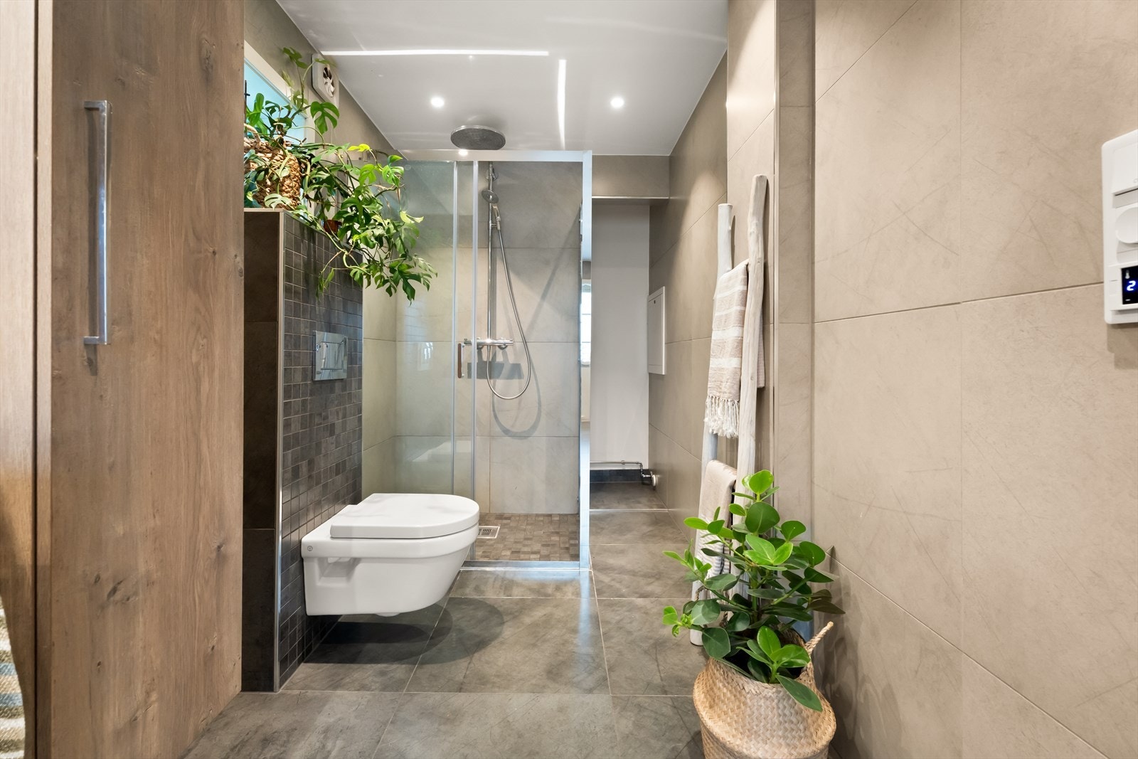 Badet har varmekabler på gulv, fliser på vegger og gulv, downlights i taket og vegghengt toalett. Badet ble pusset opp av tidligere eier i 2019 Galleribilde