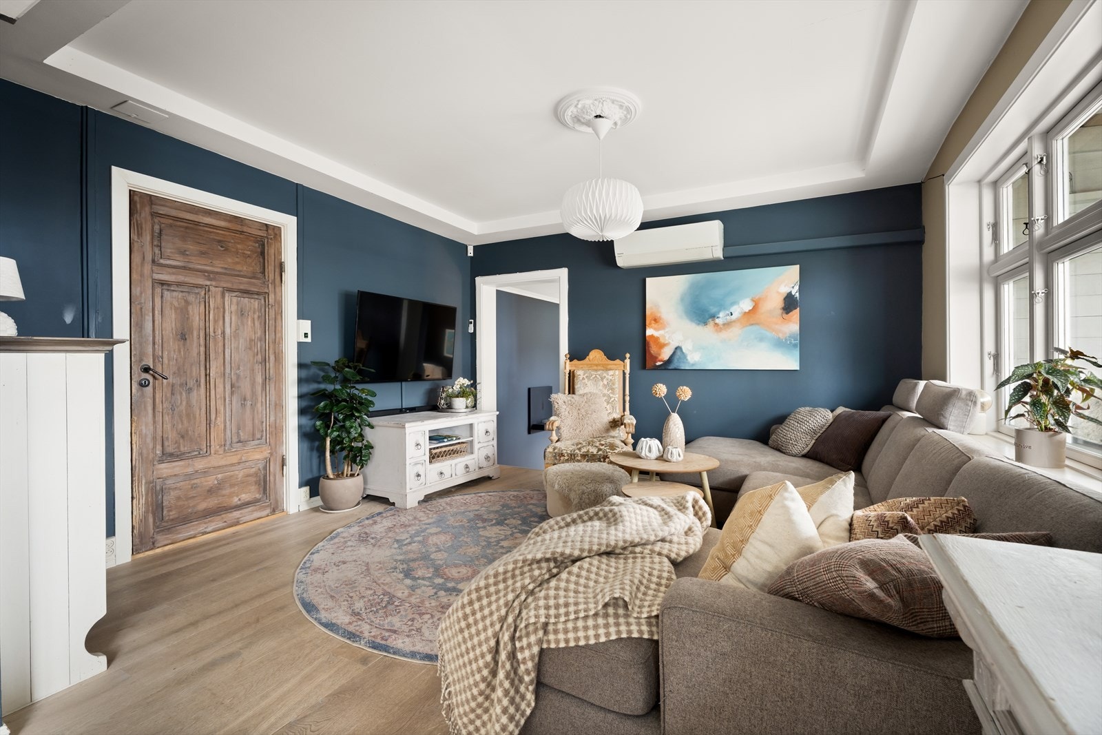 Stuen har varmepumpe som gir behagelig inneklima året rundt. Galleribilde