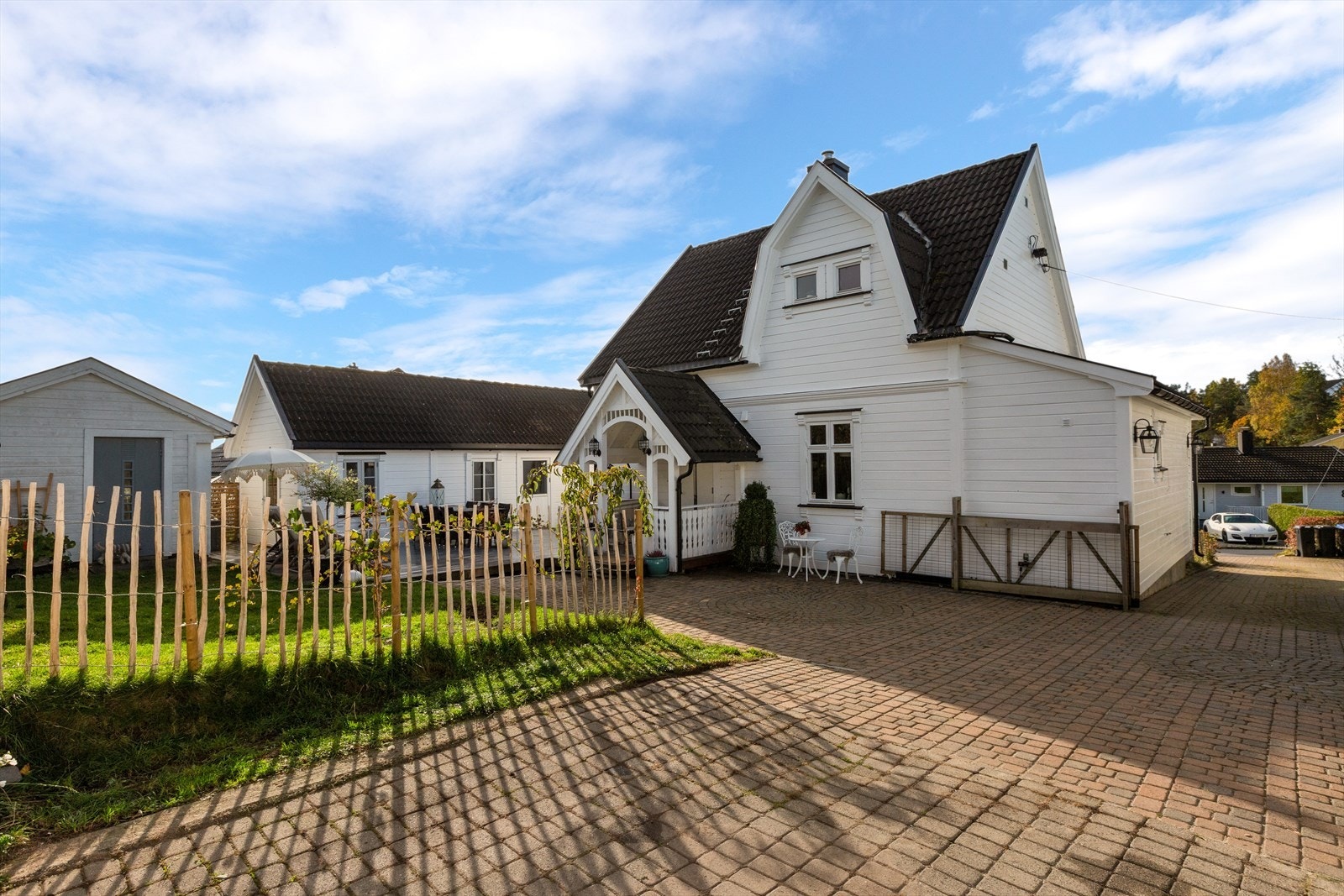 Velholdt gårdsplass med belegningsstein som gir god plass til parkering og et innbydende inngangsparti. Galleribilde