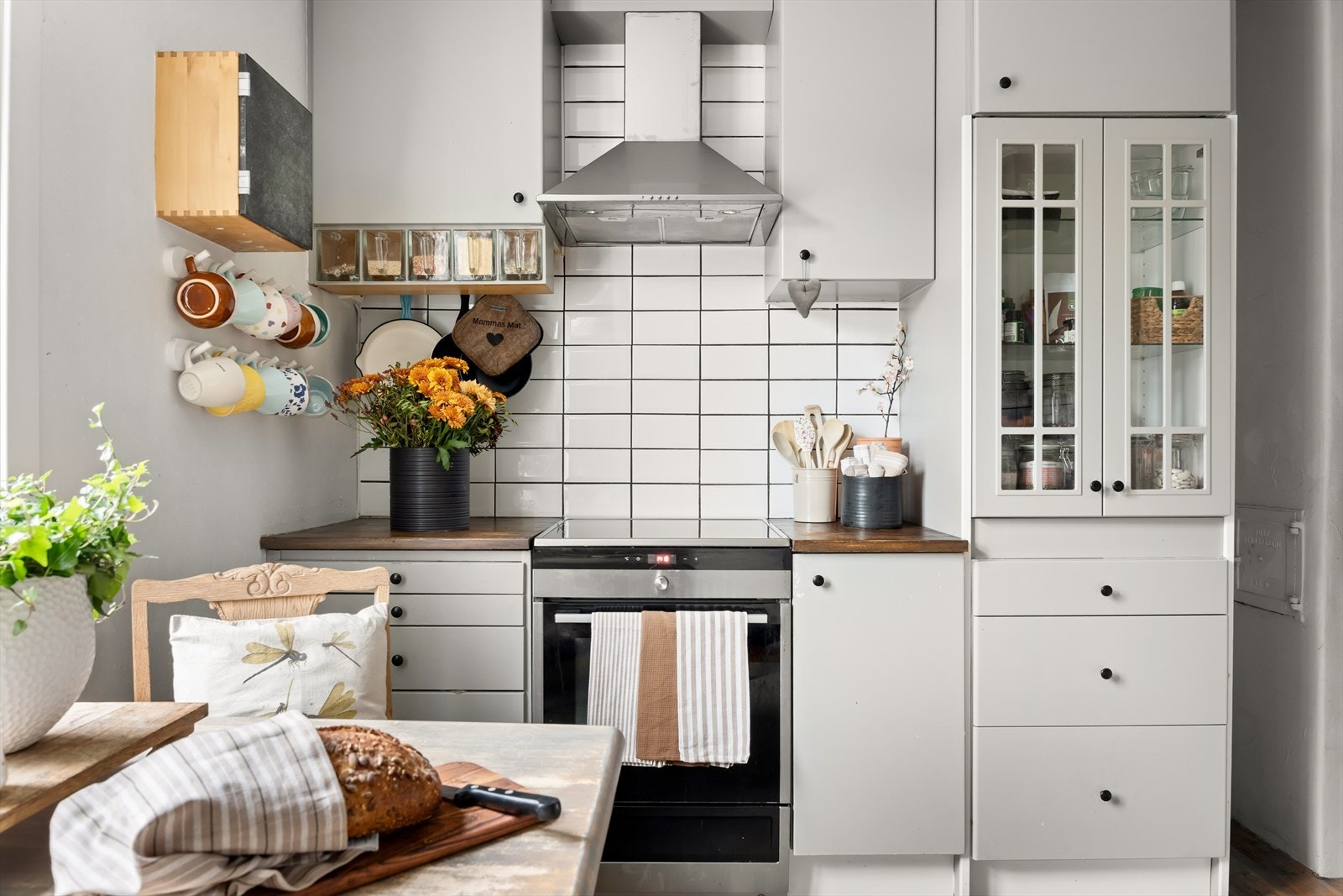 Det er fliser mellom benk og overskap. Galleribilde