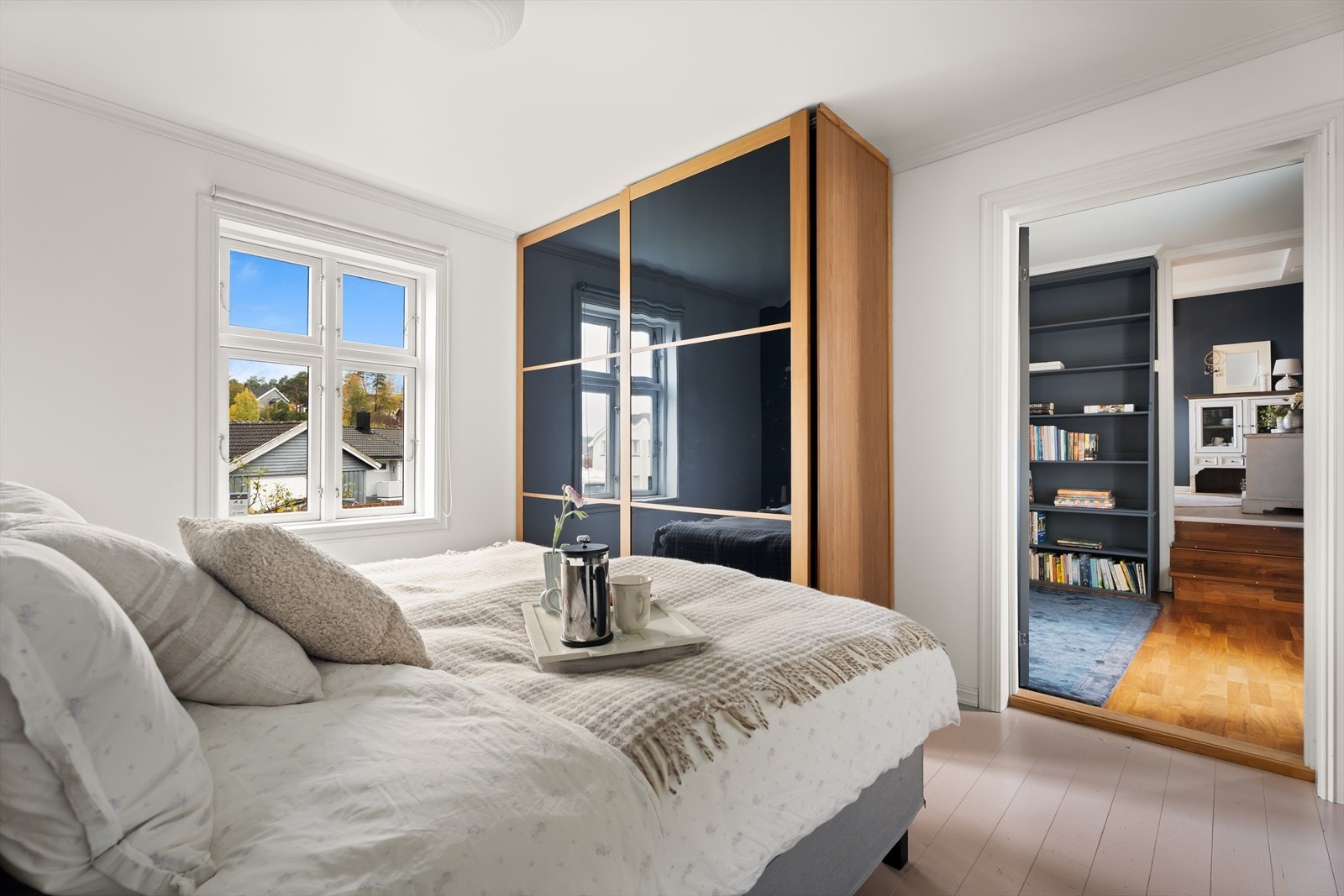 Praktisk skyvedørsgarderobe med rikelig lagringsplass. Galleribilde