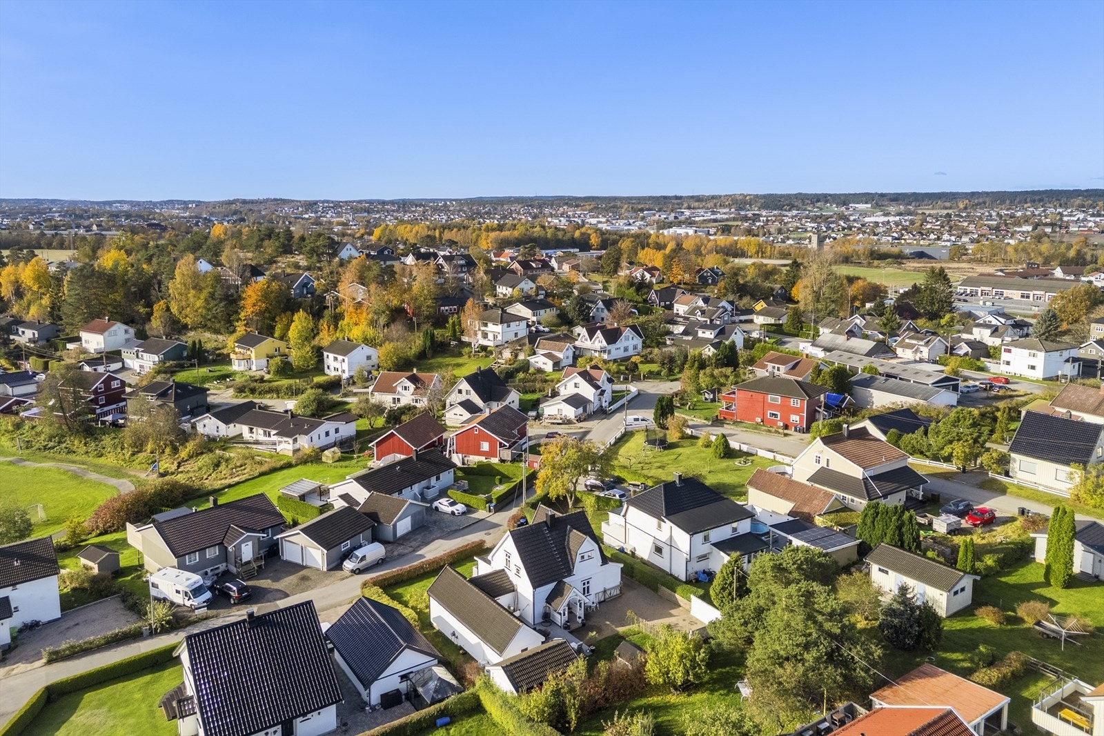 Snørn ligger på Torp, et populært og barnevennlig boligområde i Fredrikstad Øst. Gode kollektivforbindelser mot Sarpsborg eller Fredrikstad sentrum bare noen hundre meter fra boligen. Galleribilde