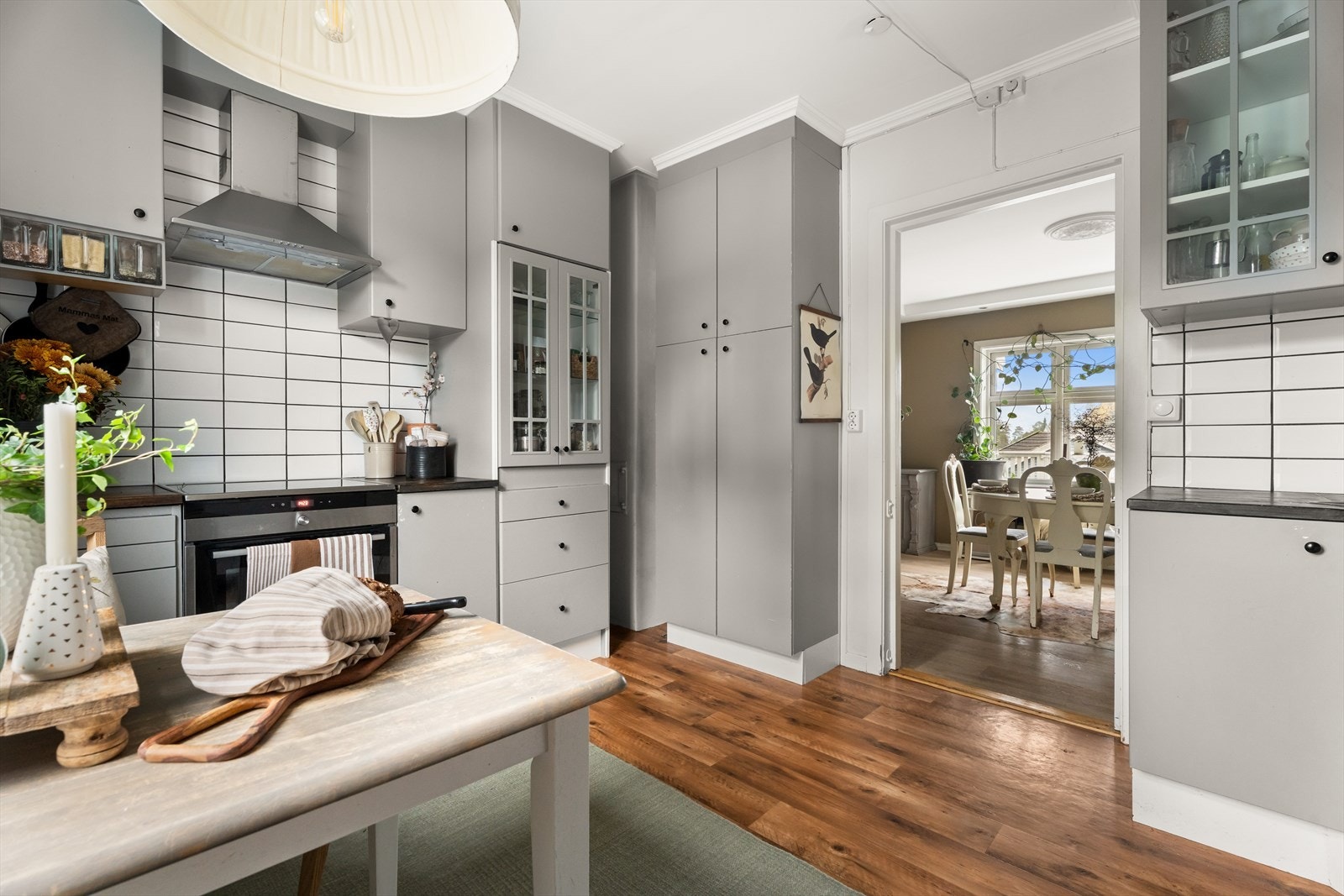 Kjøkkenet er innredet i en praktisk løsning og har godt med både skap- og benkeplass. Galleribilde