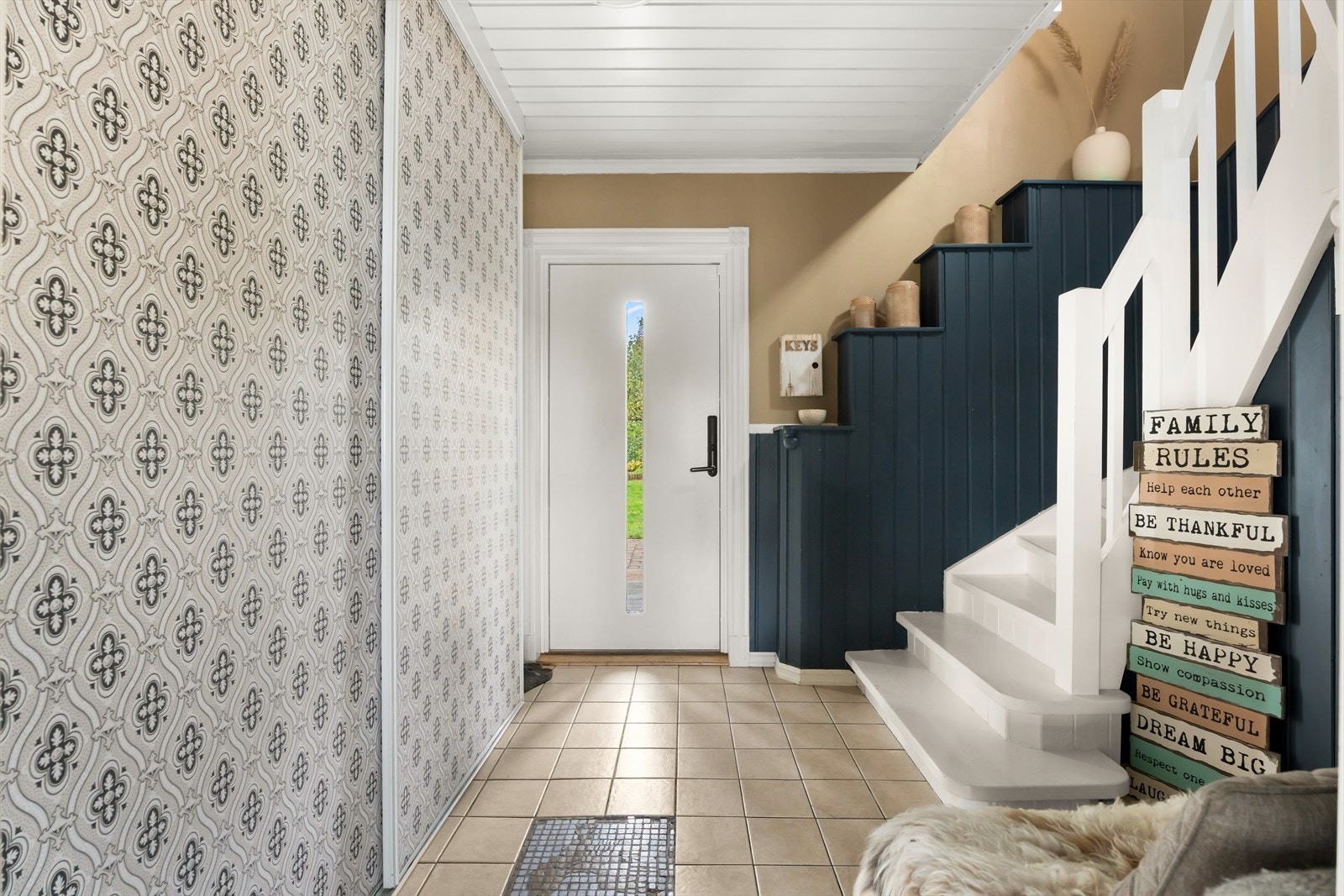 Velkommen inn - et romslig inngangsparti med plassbygd skyvedørsgarderobe som byr på rikelig lagringsplass. Galleribilde