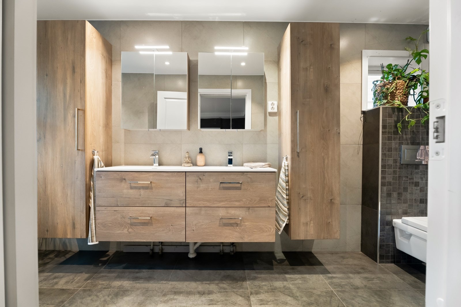 Praktisk dobbel-servant gir god plass til morgenrutiner - perfekt for par eller familier. Galleribilde