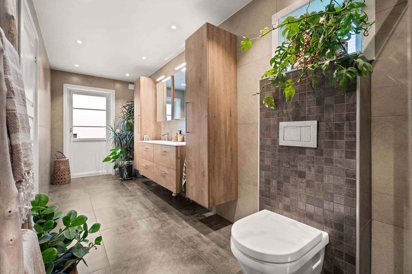 Badet har direkte utgang til terrasse mot hagen Galleribilde