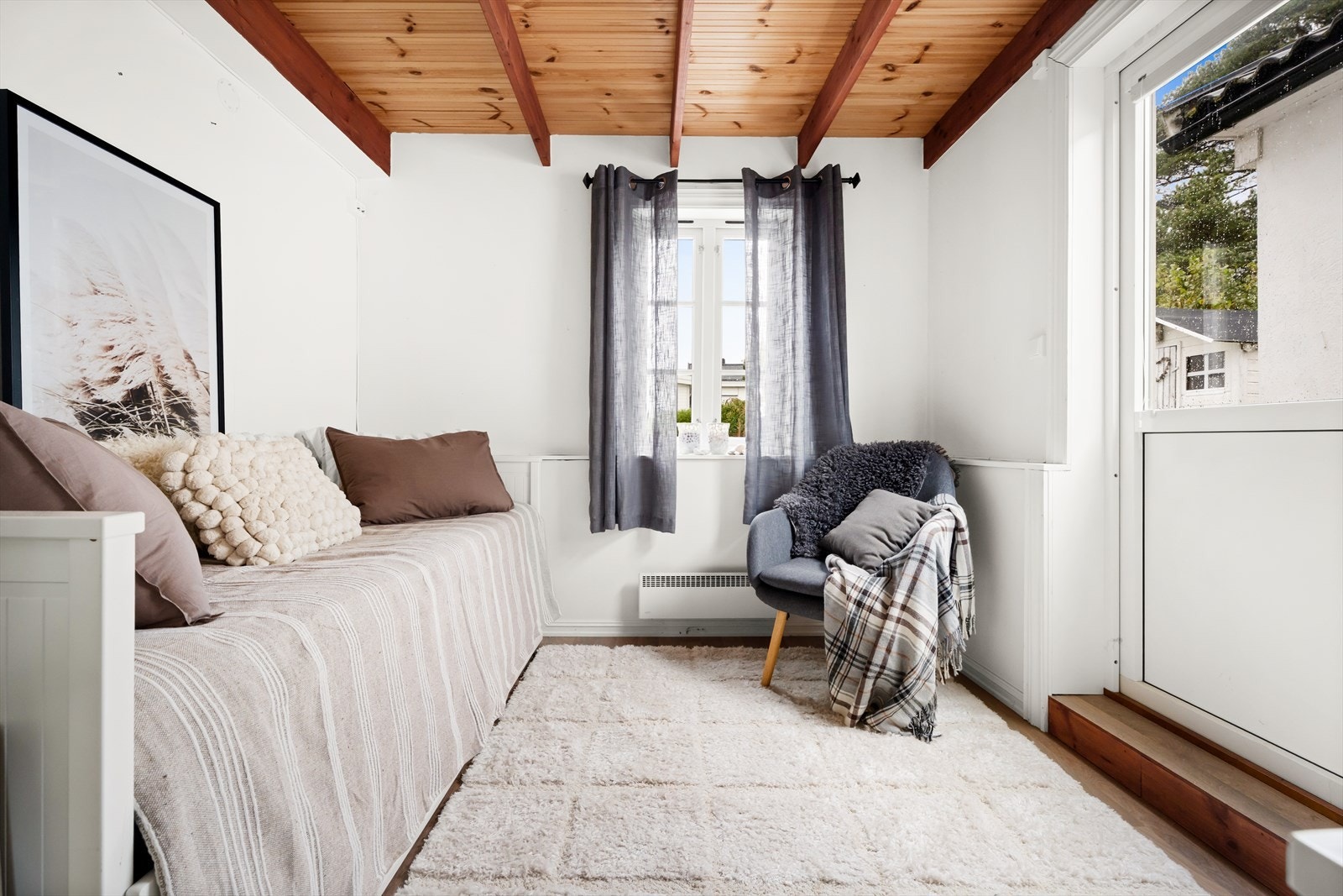 Hobbyrom/treningsrom med egen inngang har mange bruksmuligheter. Denne er ikke godkjent for varig opphold da rommet ikke er knyttet til hoveddelen via dør. Galleribilde