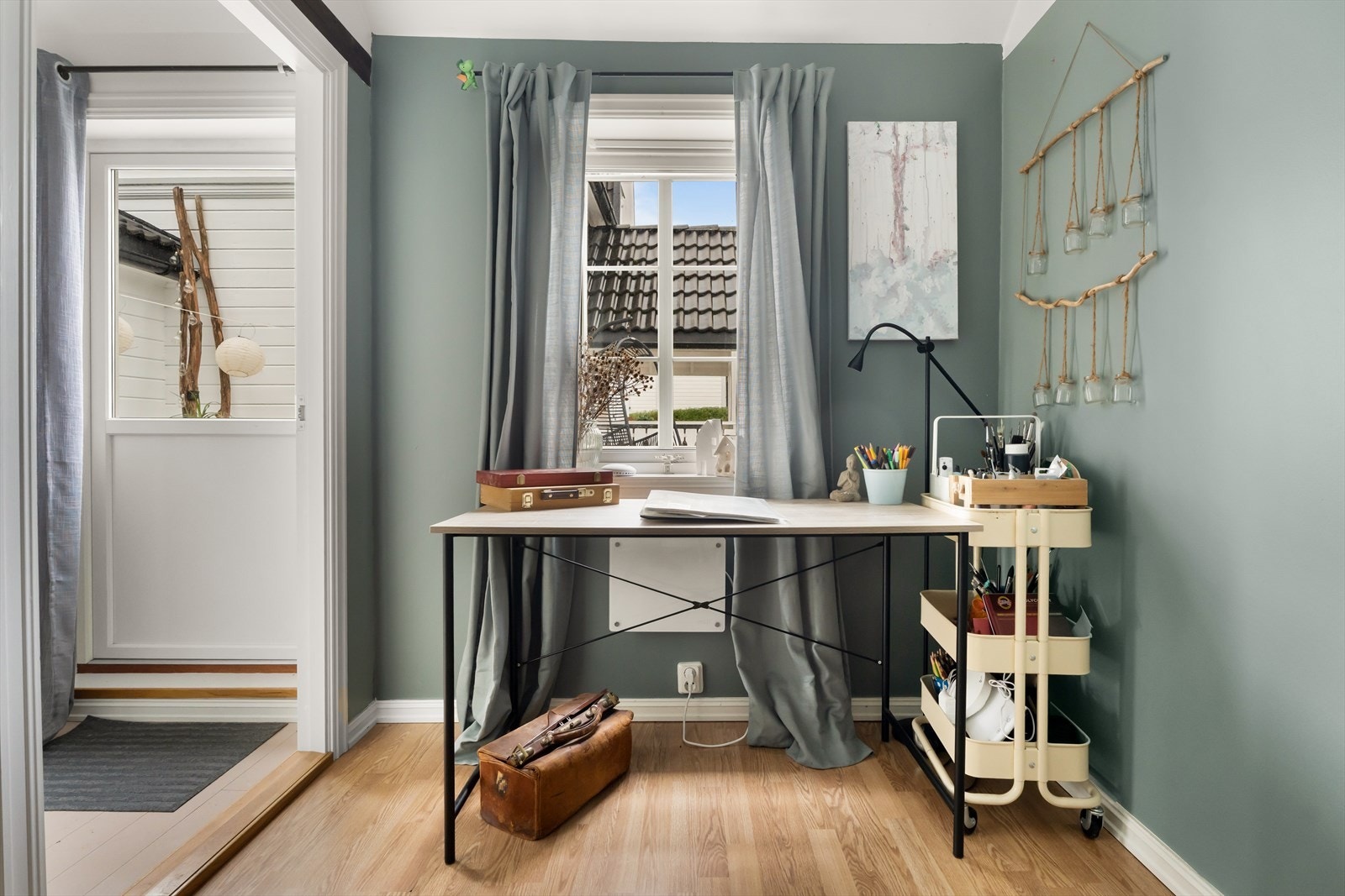 Soverom 4 brukes som kontor, men har god plass til seng, skrivebord og eventuell oppbevaring. Rommet har tilgang til garderobeløsning i mellomgang mellom dette og soverom 3 Galleribilde