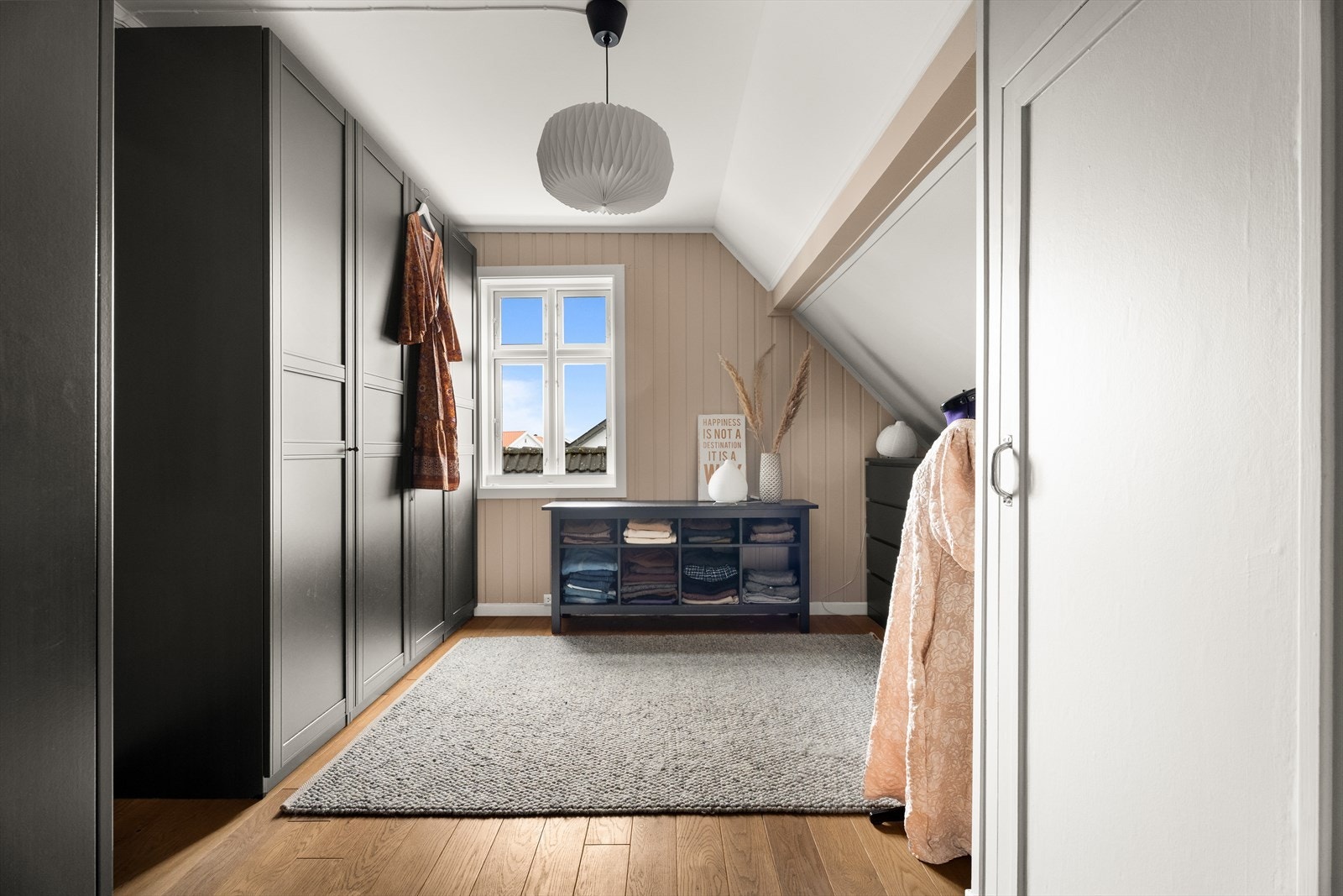 Soverom 2 benyttes i dag som praktisk garderoberom. Galleribilde