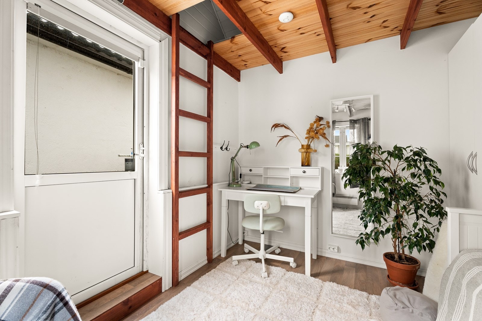 Rommet har et romslig loft for oppbevaring Galleribilde