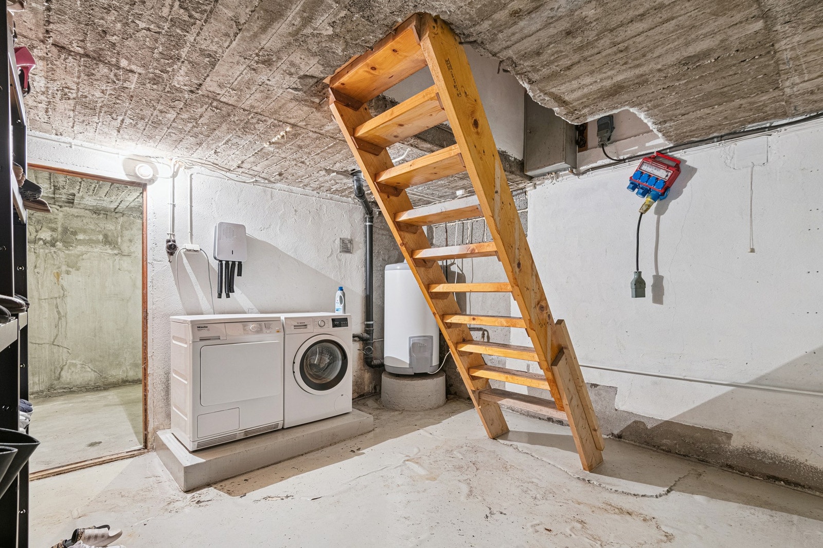 Uinnredet kjellerrom, benyttet som vaskekjeller i dag. Galleribilde