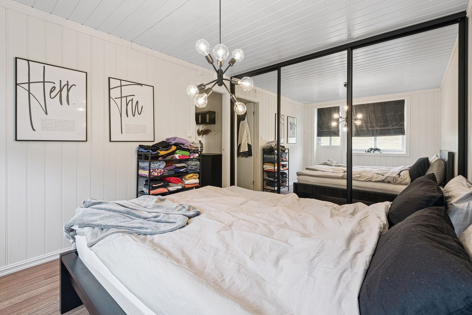 Hovedsoverom med god plass til dobbeltseng. Det er også etablert en romslig skyvedørsgarderobe med god plass til lagring. Galleribilde