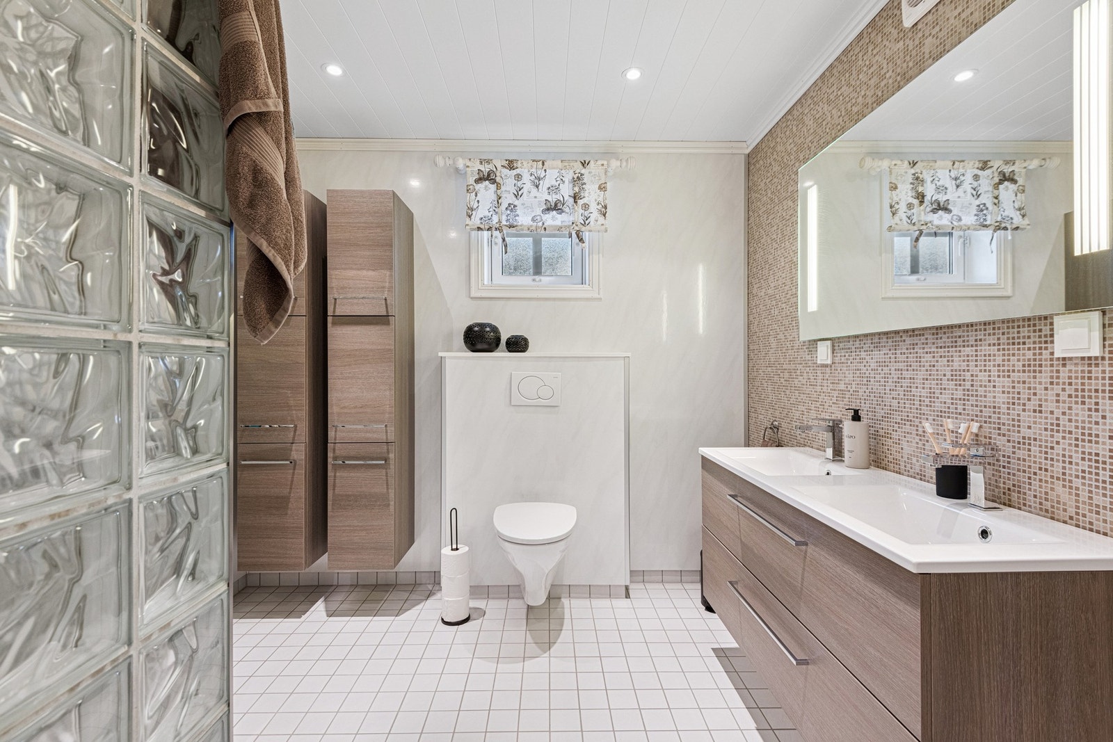 Badet har en romslig baderomsinnredning og vegghengt toalett. Galleribilde