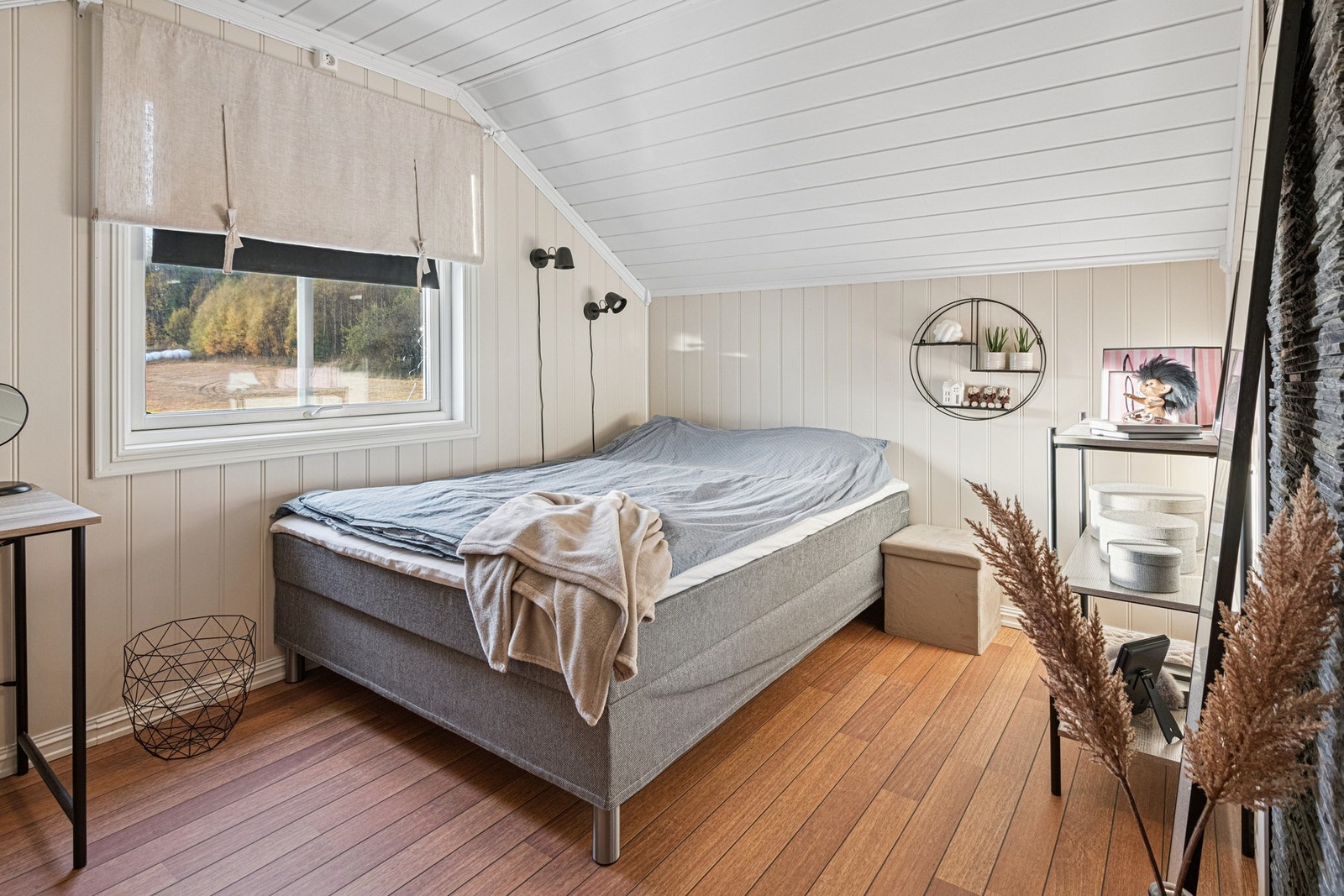 Soverom 1 i 2. Etasje har plass til dobbeltseng. Galleribilde