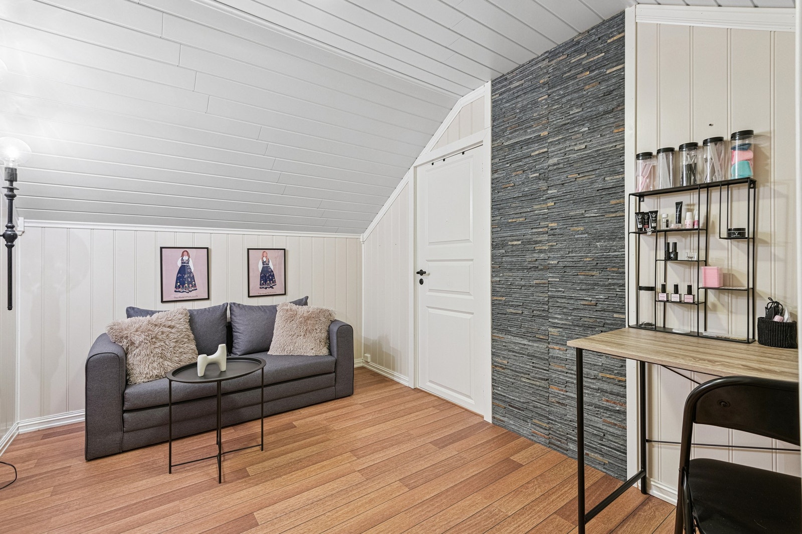 Loftstue/gang Galleribilde