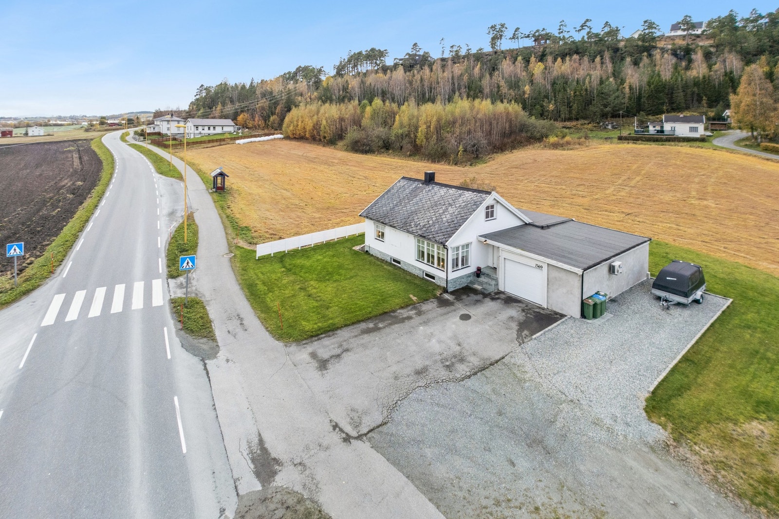 Det er ca. en 4 minutters kjøretur fra boligen til dagligvarebutikk som Frostasenteret. I tillegg er det gåavstand til flere flotte tur og rekreasjonsmuligheter. Galleribilde
