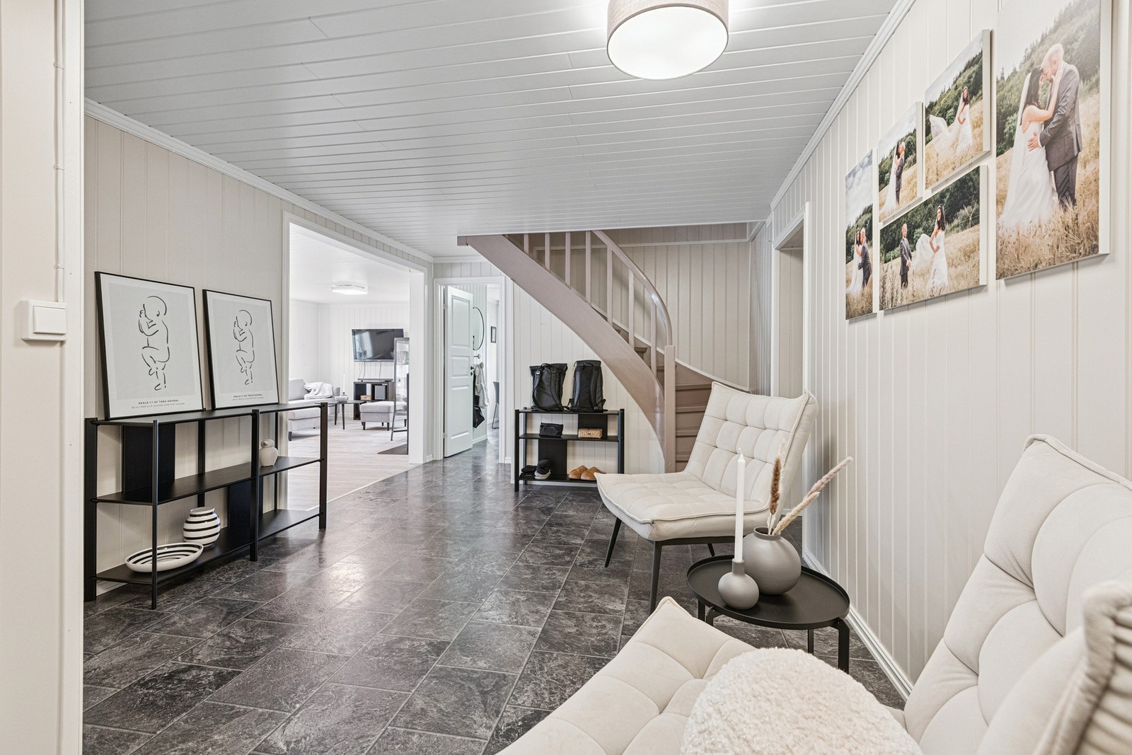 Gangen er lys og romslig med god plass til møblering. Her har man plass til oppbevaringsmøbel. Galleribilde