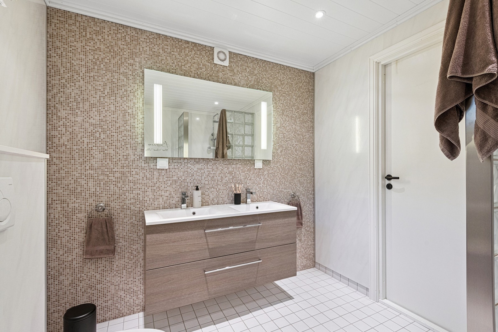 Flislagt bad med varmekabler i gulv. Galleribilde