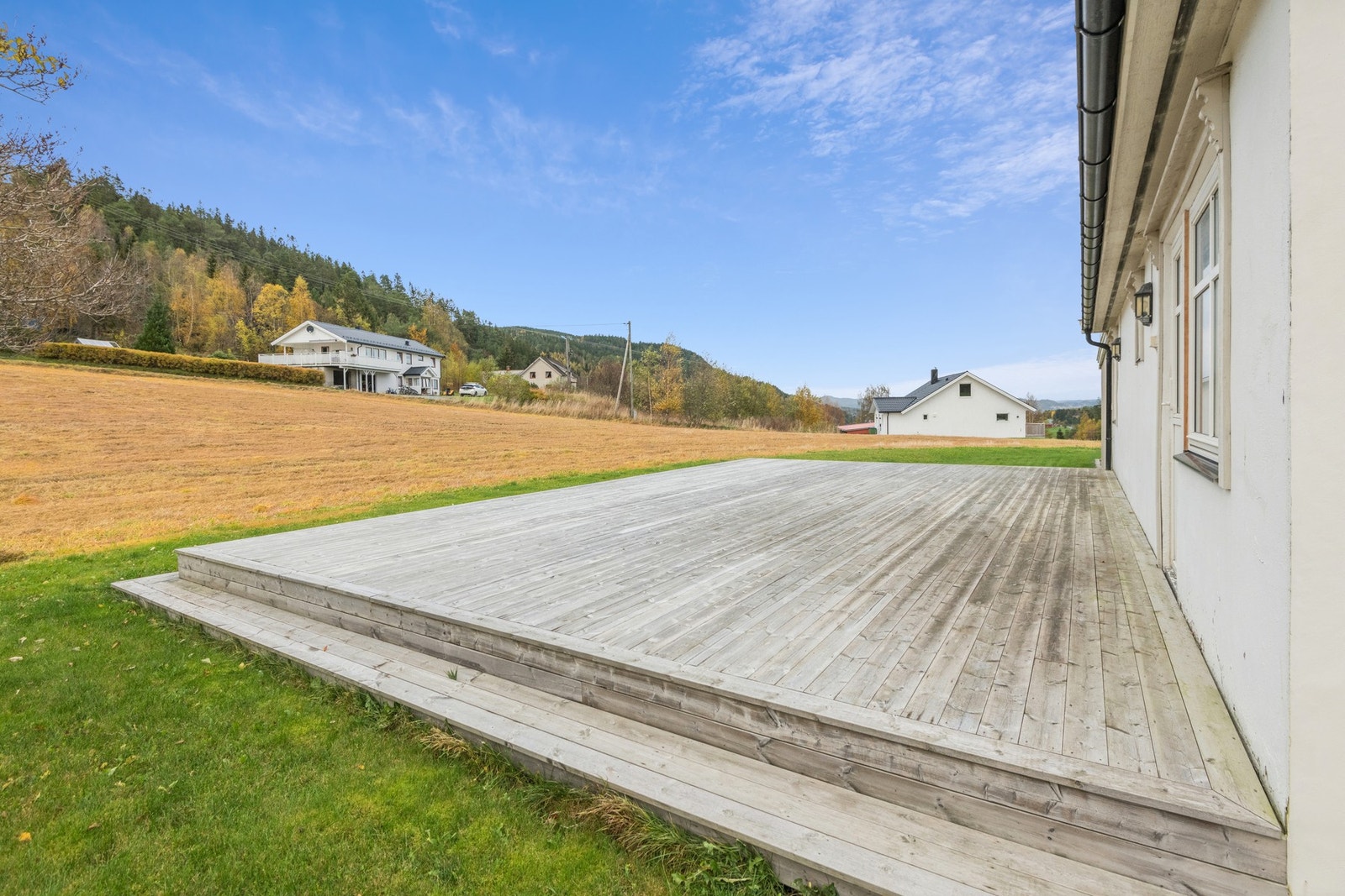 Veranda på ca 76 m2 med god plass til hagemøbler. Galleribilde