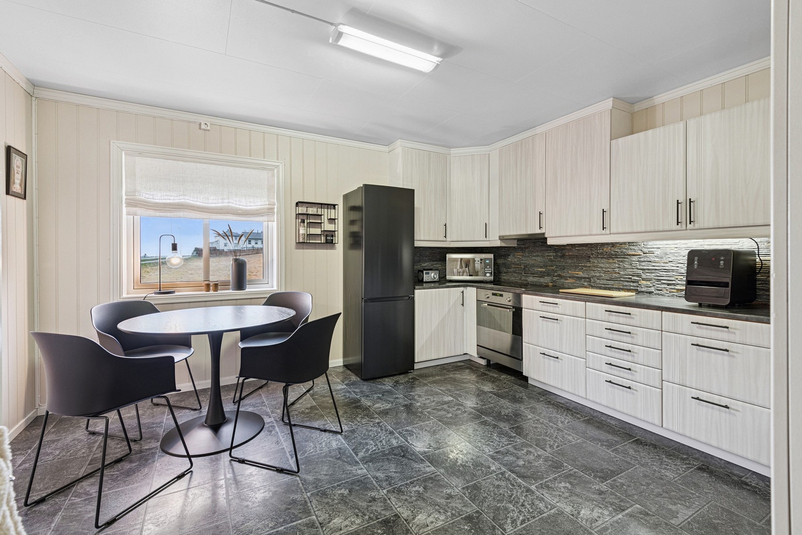 Romslig kjøkken med mye skapplass. Galleribilde