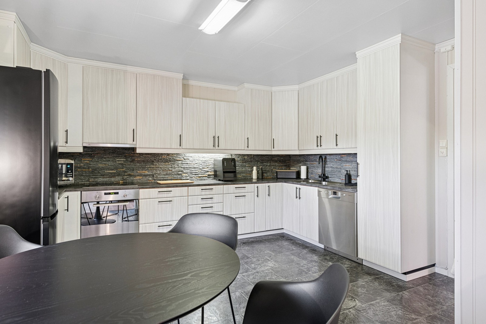 kjøkkenet har mye kjøkkenskap og avsatt plass til hvitevarer. Galleribilde