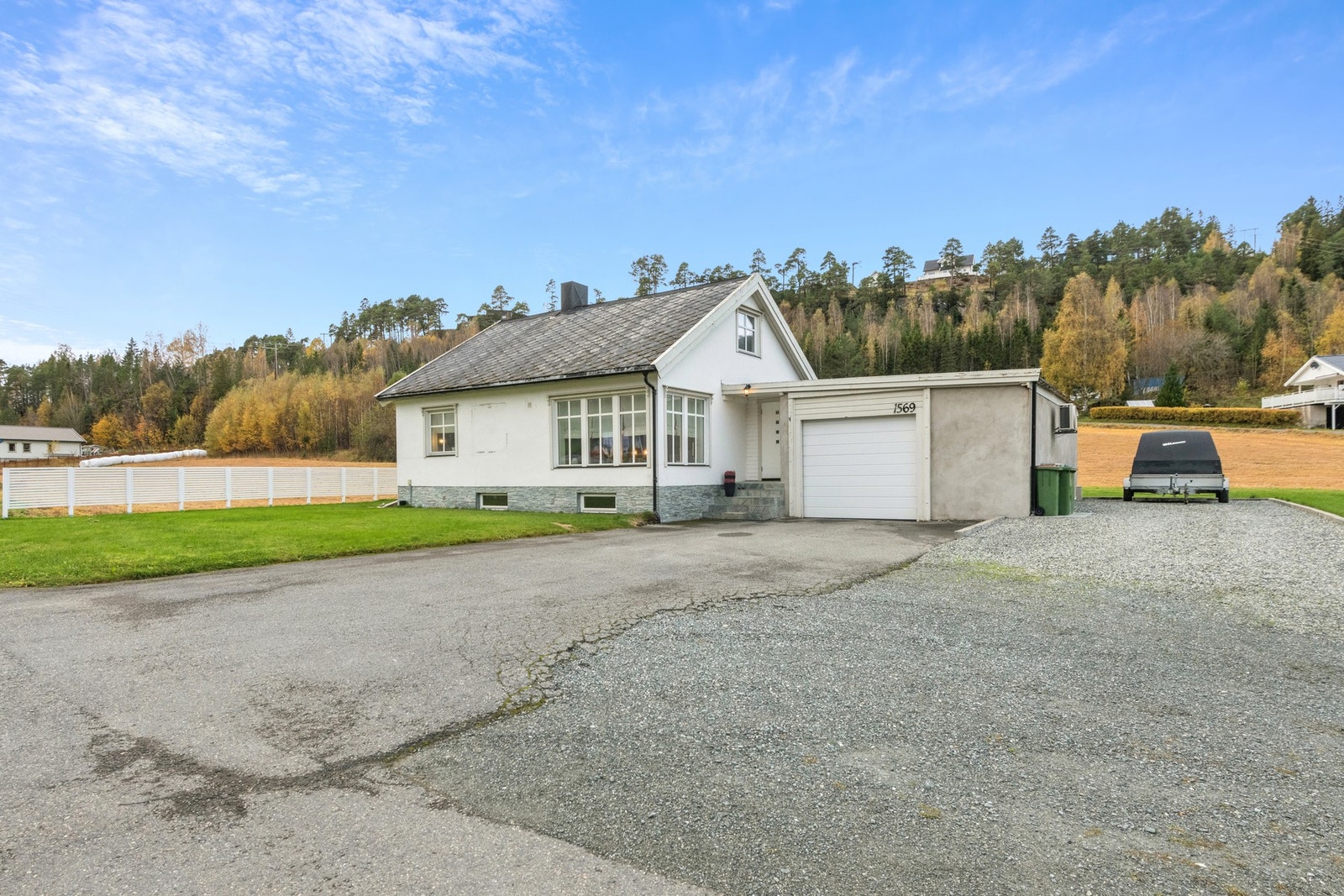 Boligen ligger fint til på Frosta i landlige omgivelser. Eiendommen har en tomt på over 4,5 mål der 3 mål er landbruksareal Galleribilde