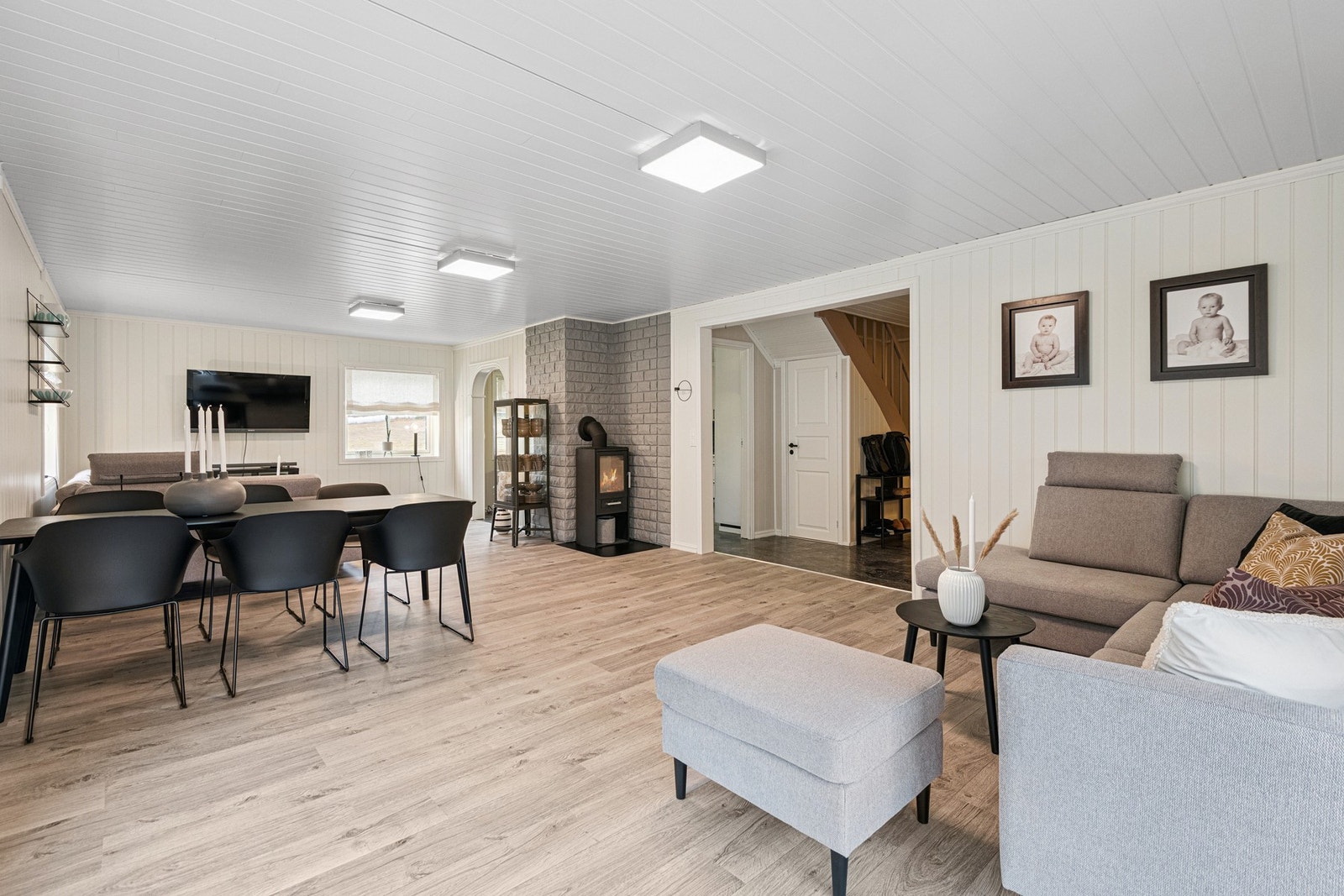 Stuen er på ca 38 m2. Galleribilde