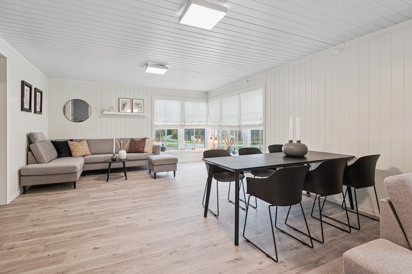 Store vindusflater som gir godt med naturlig lysinnslipp. Galleribilde