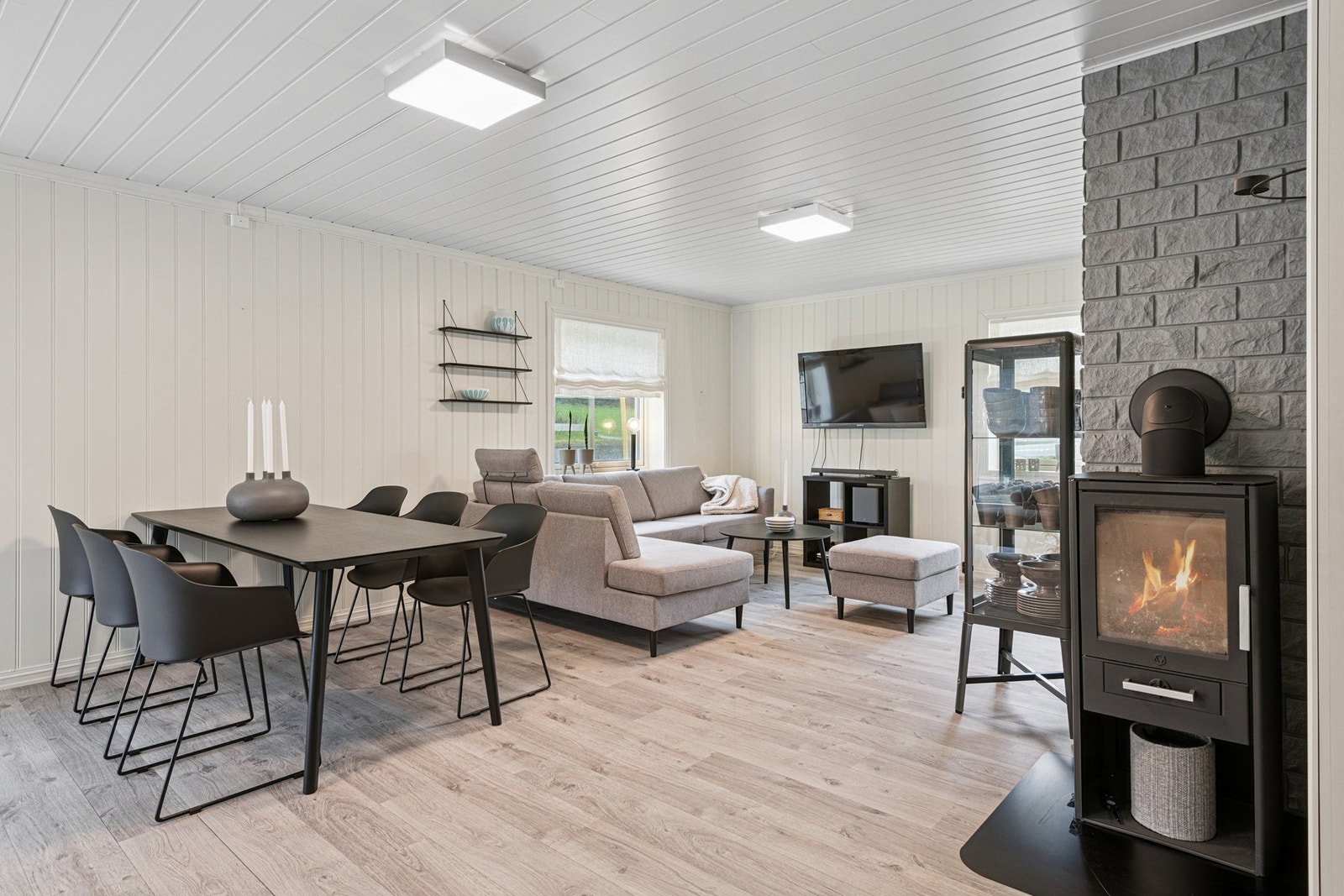 Stue med vedfyring og god plass til møblering. Galleribilde