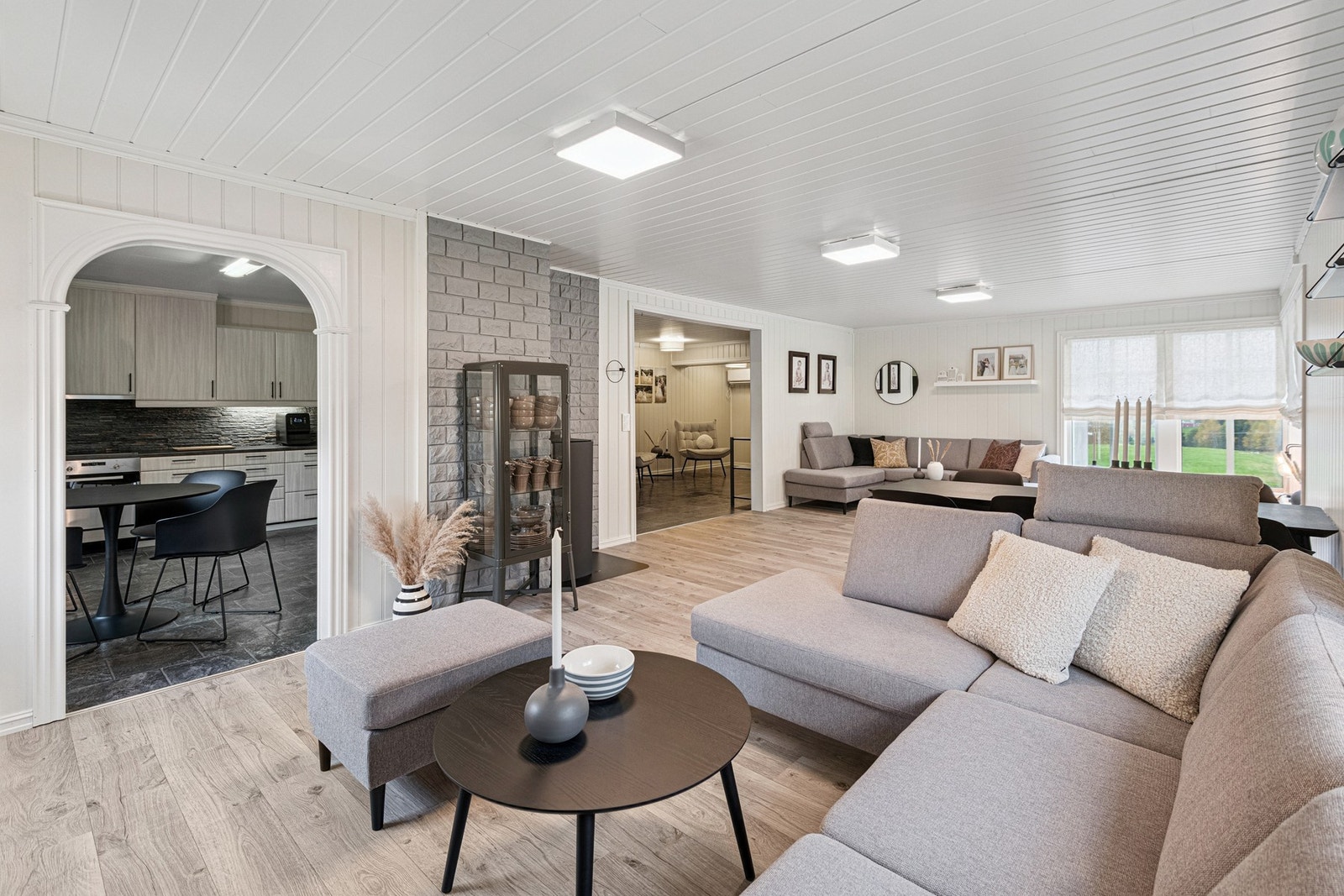 Stuen har lyse vegger og tak og laminatgulv. Galleribilde