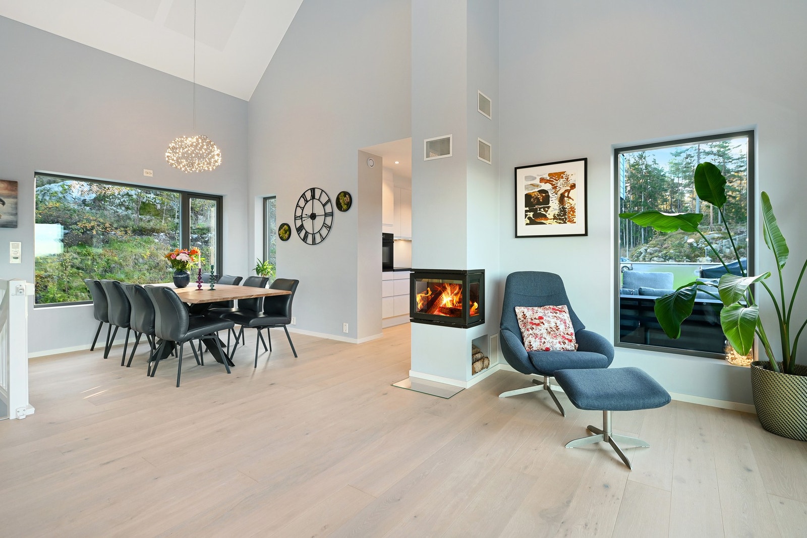 Selve stuen har en rektangulær utforming med god plass til sofaløsning, og i en tilstøtende del mot kjøkkenet er det god plass til et spisebord. Galleribilde