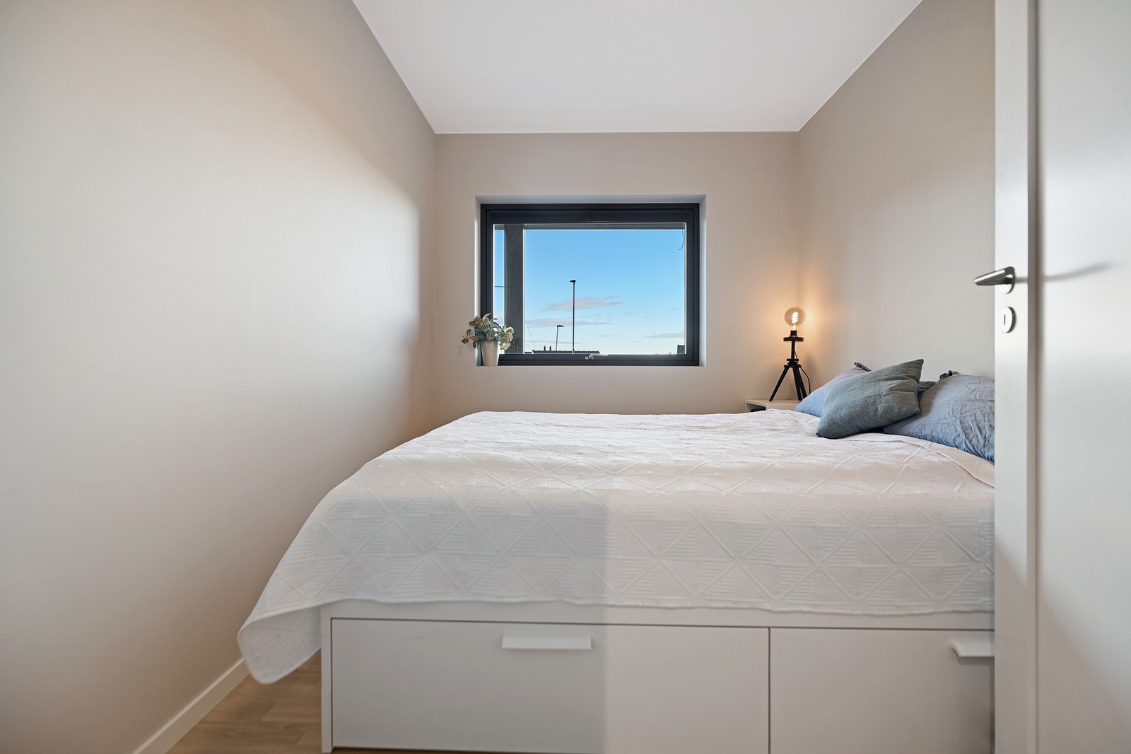 Det er varmekabler i hele underetasjen med unntak av bod. Galleribilde