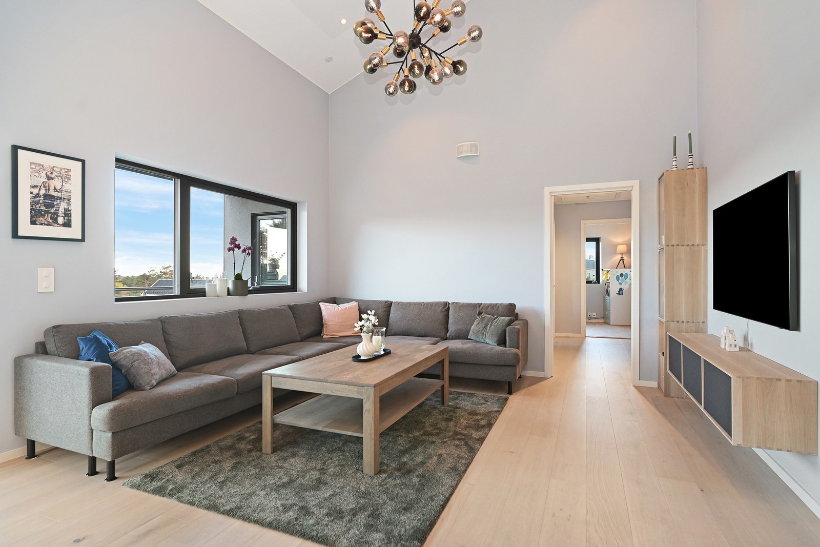 Det er gulvvarme i alle rom i 1. etasje, med unntak av hovedsoverom og omkledningsrom. Galleribilde