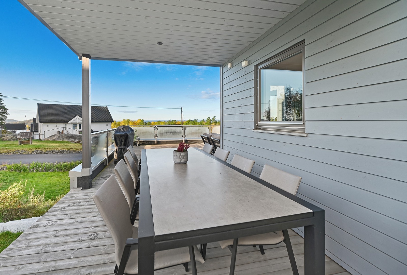 Det er god plass til både spisegruppe, grill, lounge og solsenger, og med sol fra tidlig morgen til sen kveld. Galleribilde