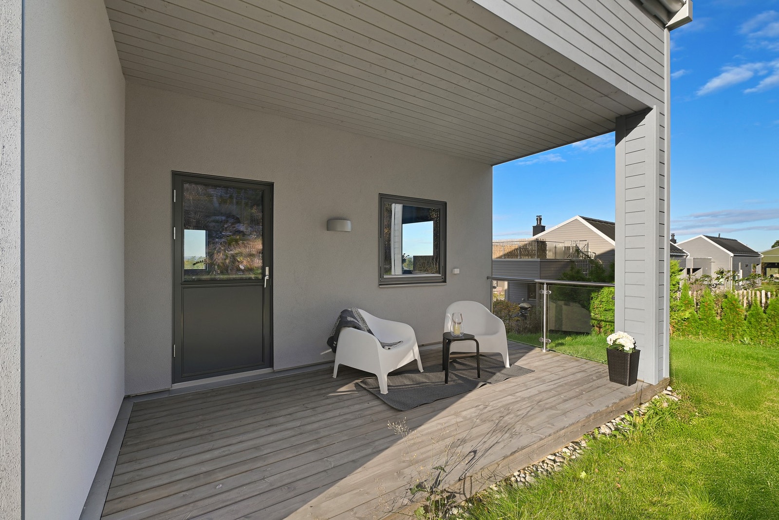 Fra gangen til soverommene i 1. etasje har man tilgang til terrasse på 12 m². Galleribilde