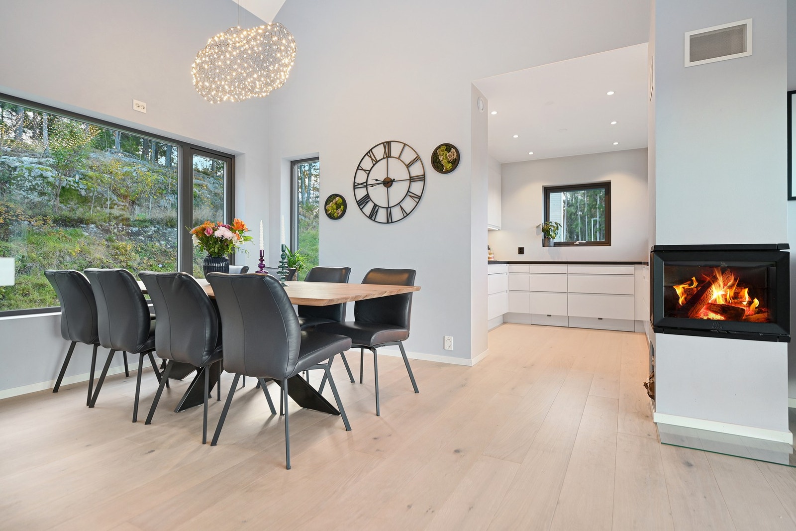 En moderne peisinnsats skaper stemning og gir behagelig varme på kalde vinterdager. Galleribilde